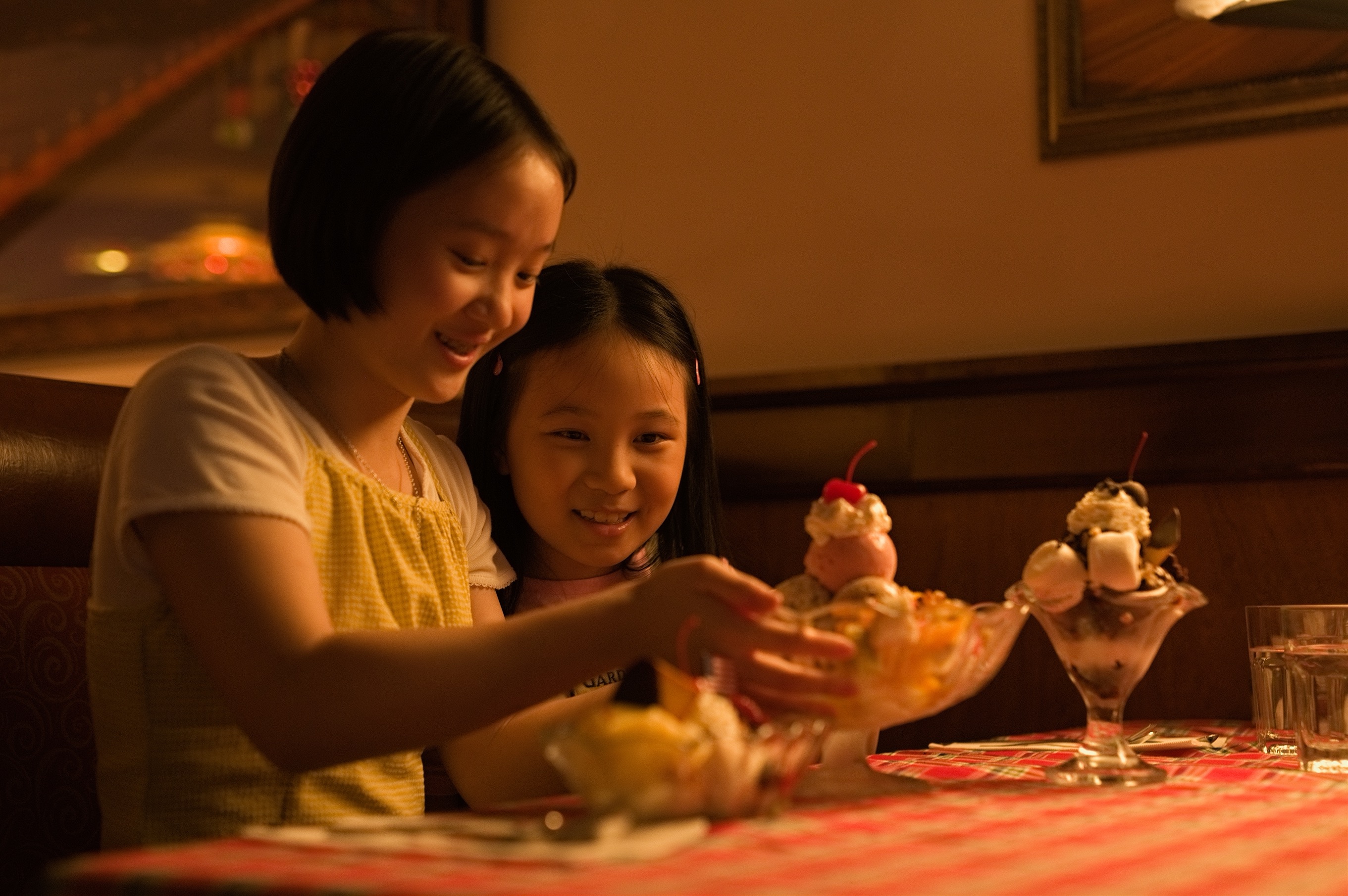 電影中飾演小姊妹的方郁婷（左）、林可彤（右）透過海選脫穎而出。（傳影互動提供）