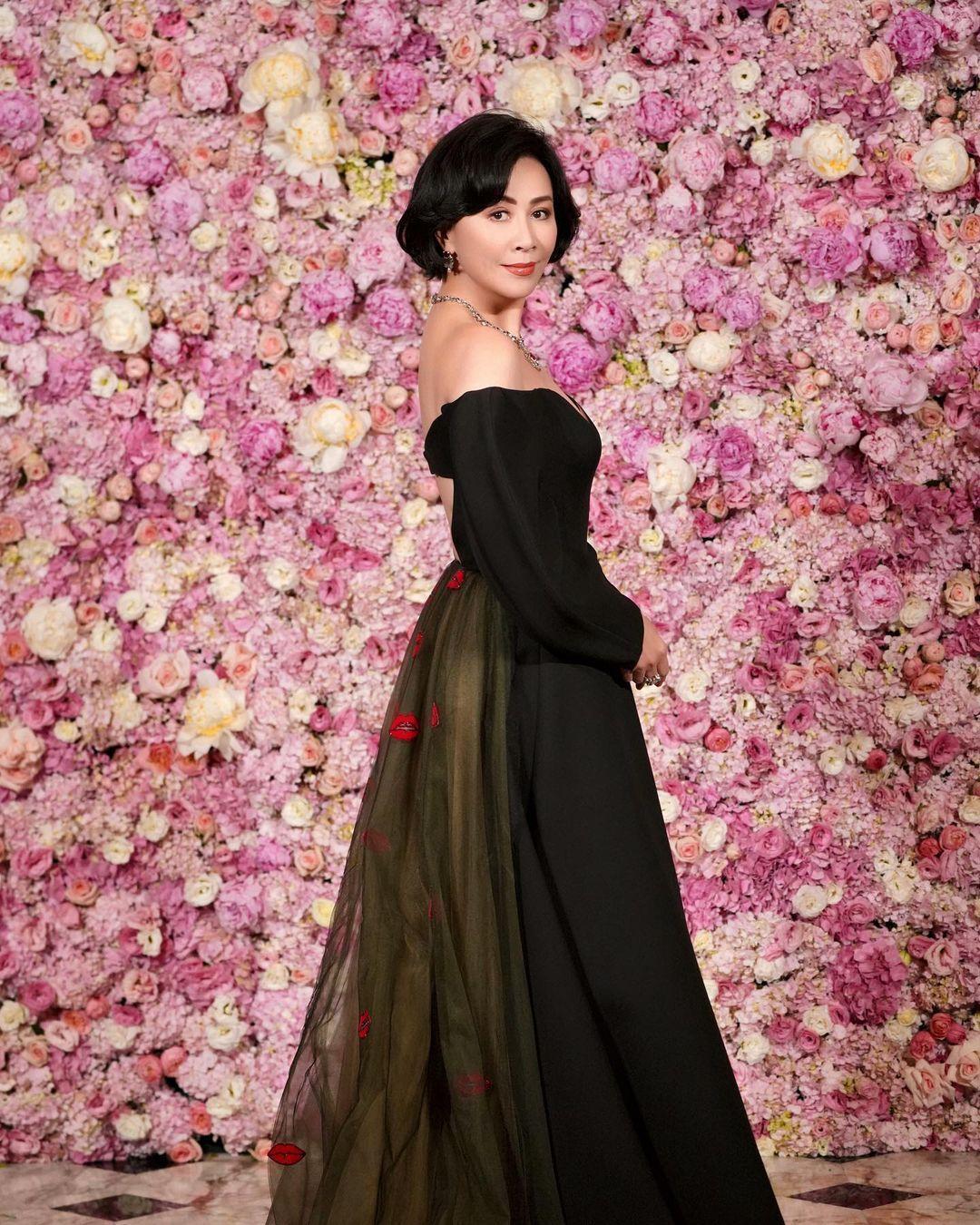 劉嘉玲生日派對有一面用上萬朵玫瑰花打造的背景牆。（翻攝tonyleung_official IG）