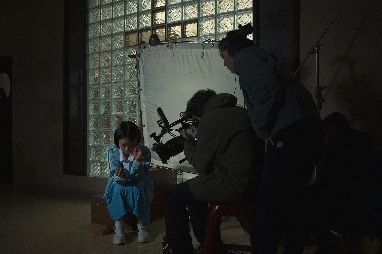 導演阮鳳儀（右起）帶著攝影師Giorgos Valsamis與女主角方郁婷重回母校崇光中學拍攝。（傳影互動提供）