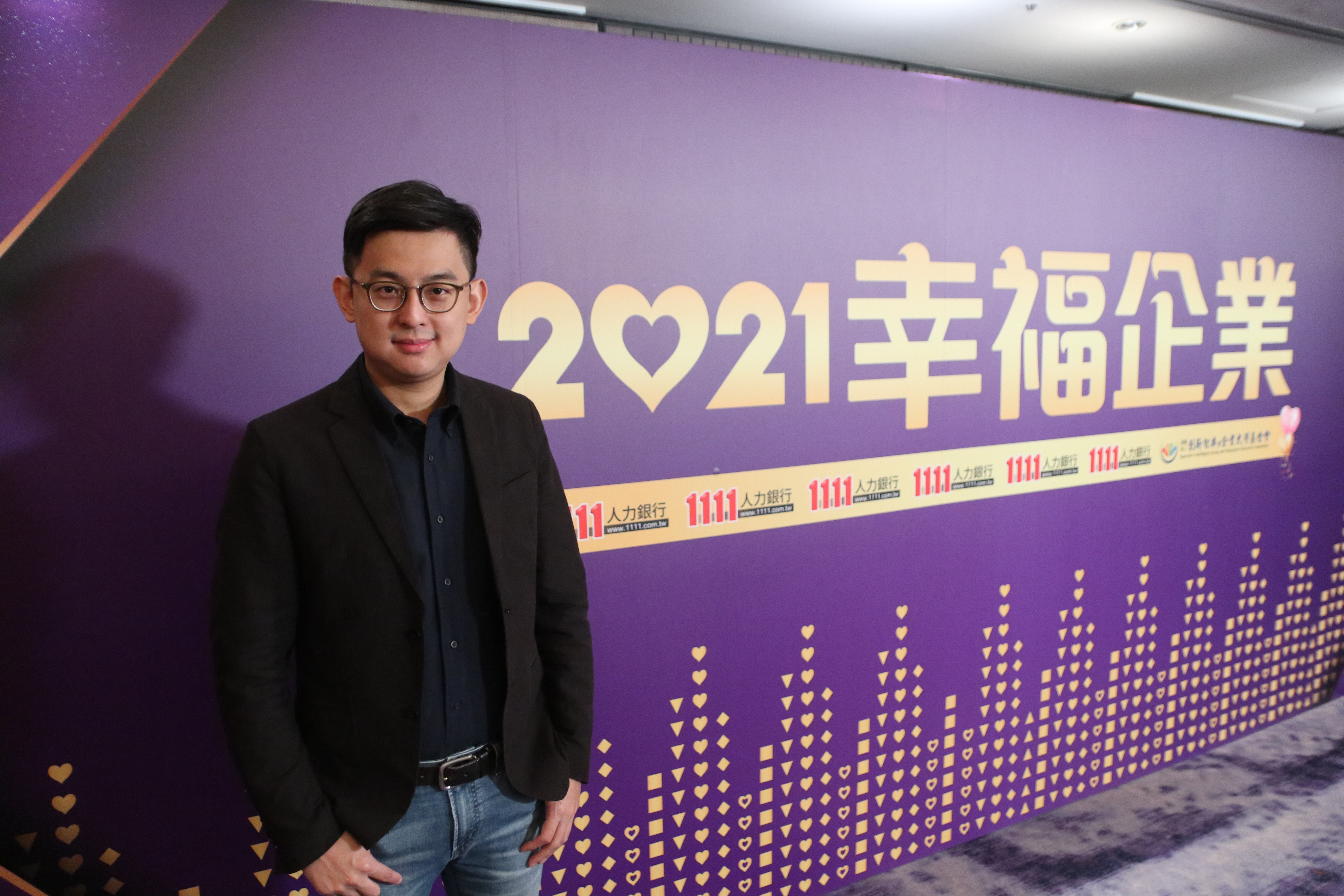 現任財團法人台灣智庫民調中心主任卓冠廷表示，非常贊同1111人力銀行舉辦此活動。
