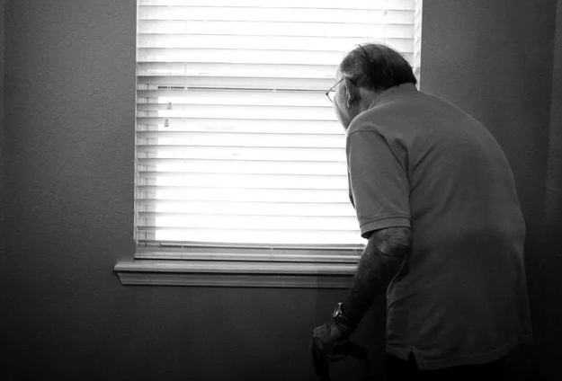 最新研究顯示，教育程度與職業內容會影響罹患失智症的風險。示意圖，非當事者。（翻攝自Unsplash）