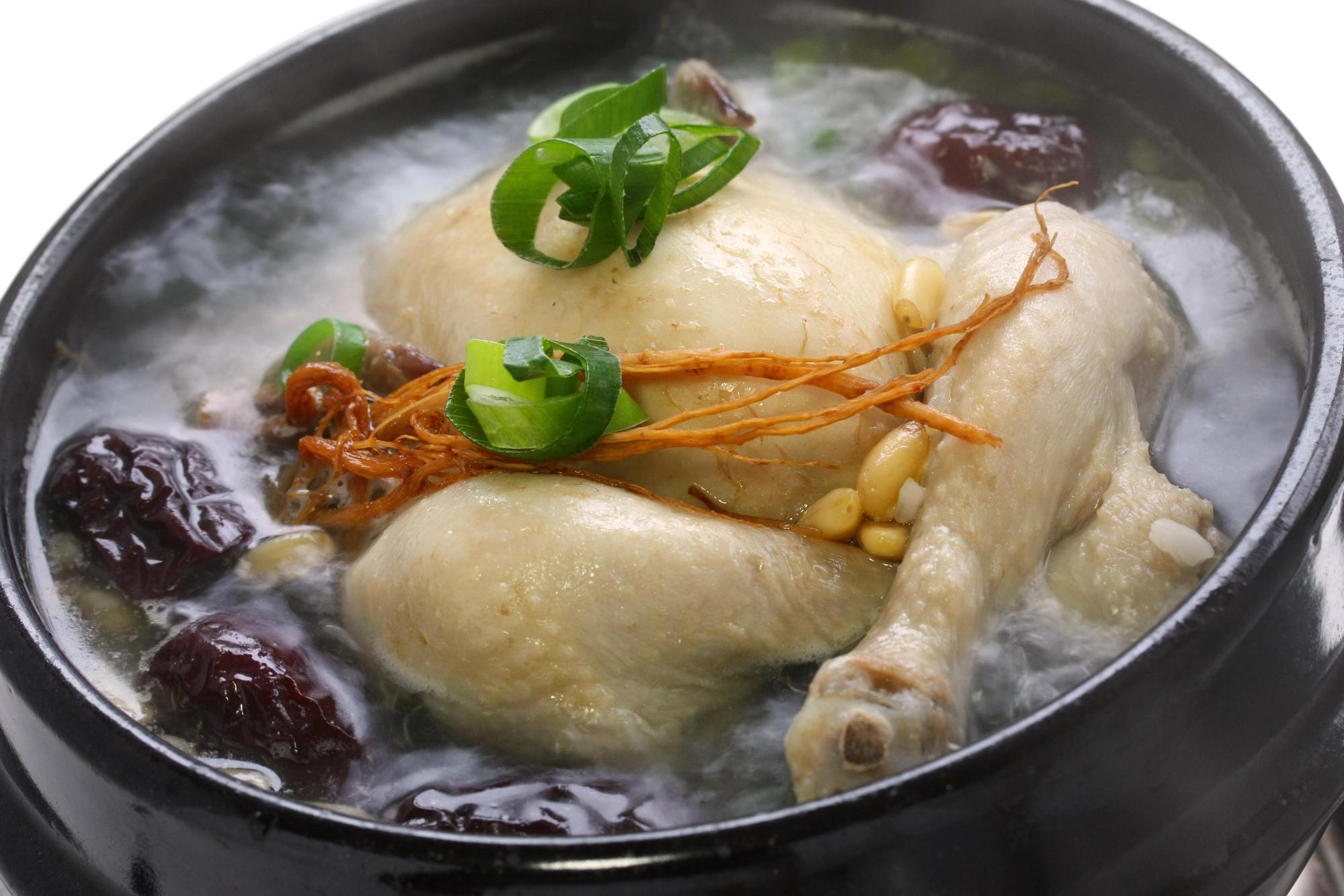 天冷喝碗熱湯暖身,但小心食材過量恐導致身體不適。(東方IC)