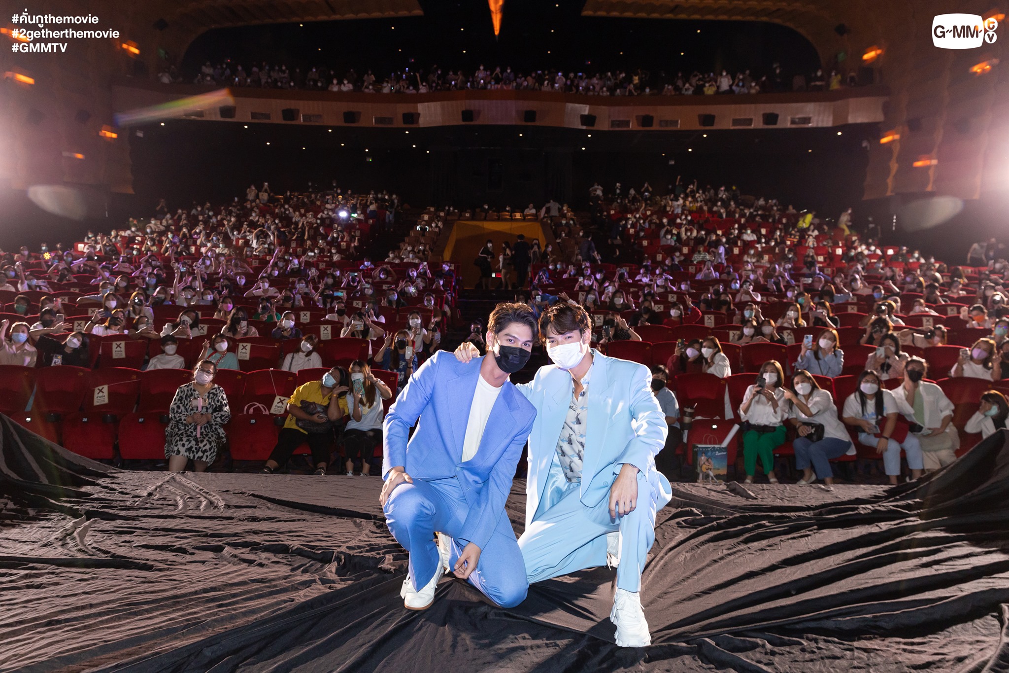 Bright（左）及Win主演的電影11月在泰國終於上映，他們與現場粉絲合照。（GMM臉書粉絲頁）