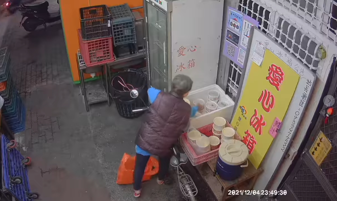 高雄楠梓區一個愛心物資站，深夜遭一位老婦拿走了21個愛心便當。（翻攝楠梓新路292號-愛心冰箱站臉書）