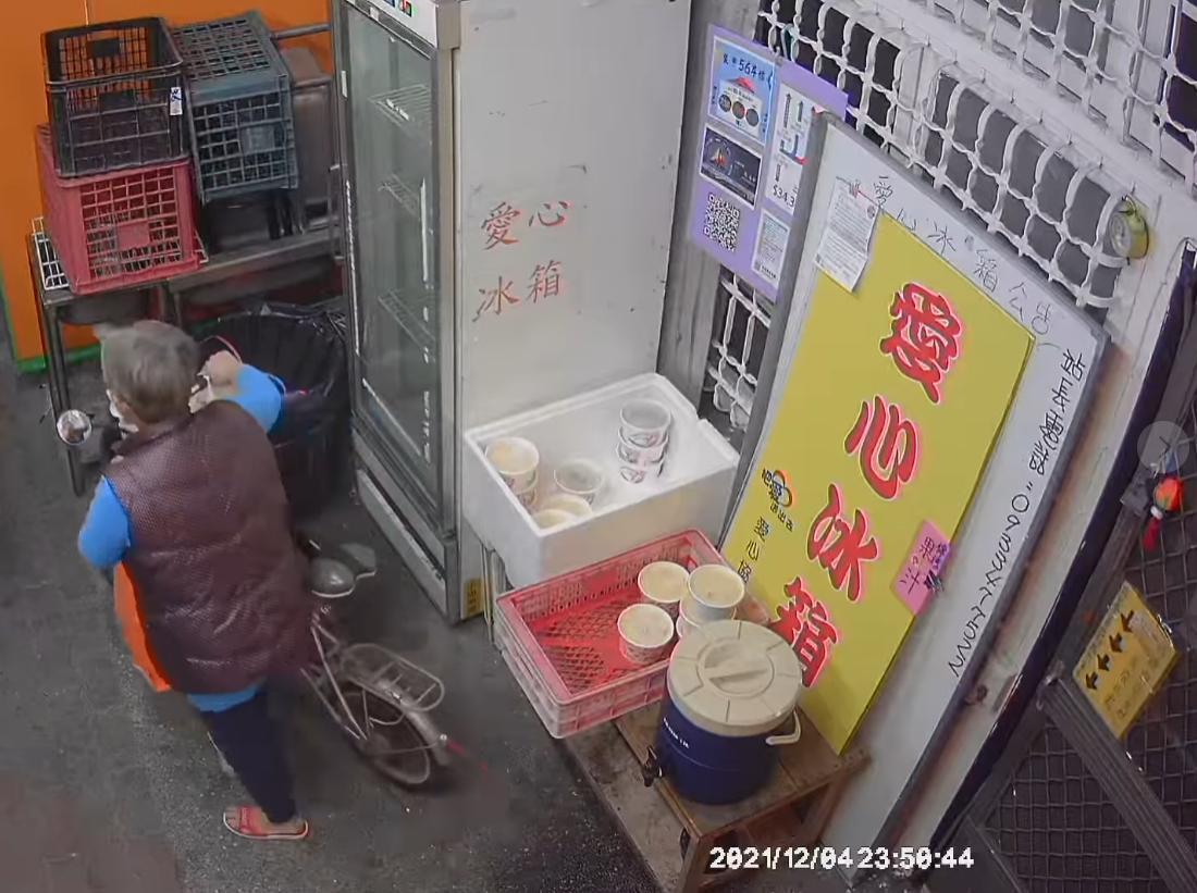 愛心物資站官方公布影片後，引起大批網友的熱議。（翻攝楠梓新路292號-愛心冰箱站臉書）