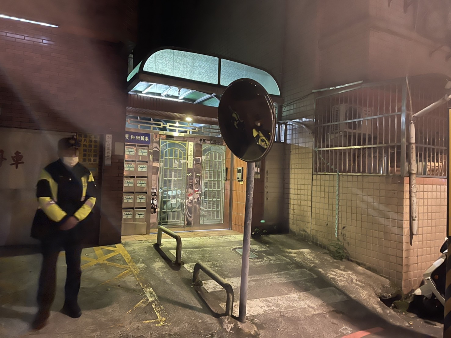 符嫌在自宅將父親用枕頭悶死後，分屍棄置大排水溝中。（翻攝畫面）