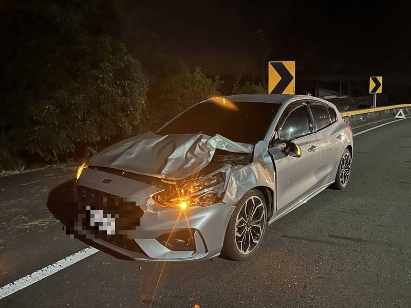郭姓駕駛煞車不及撞上突然竄出的水鹿，車頭近乎全毀。（馬頭山自然人文協會提供）