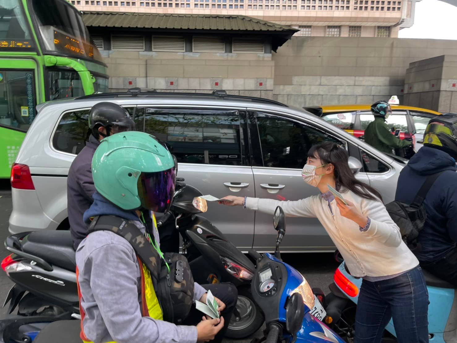 高嘉瑜沿路向民眾宣傳公投。（翻攝高嘉瑜臉書）