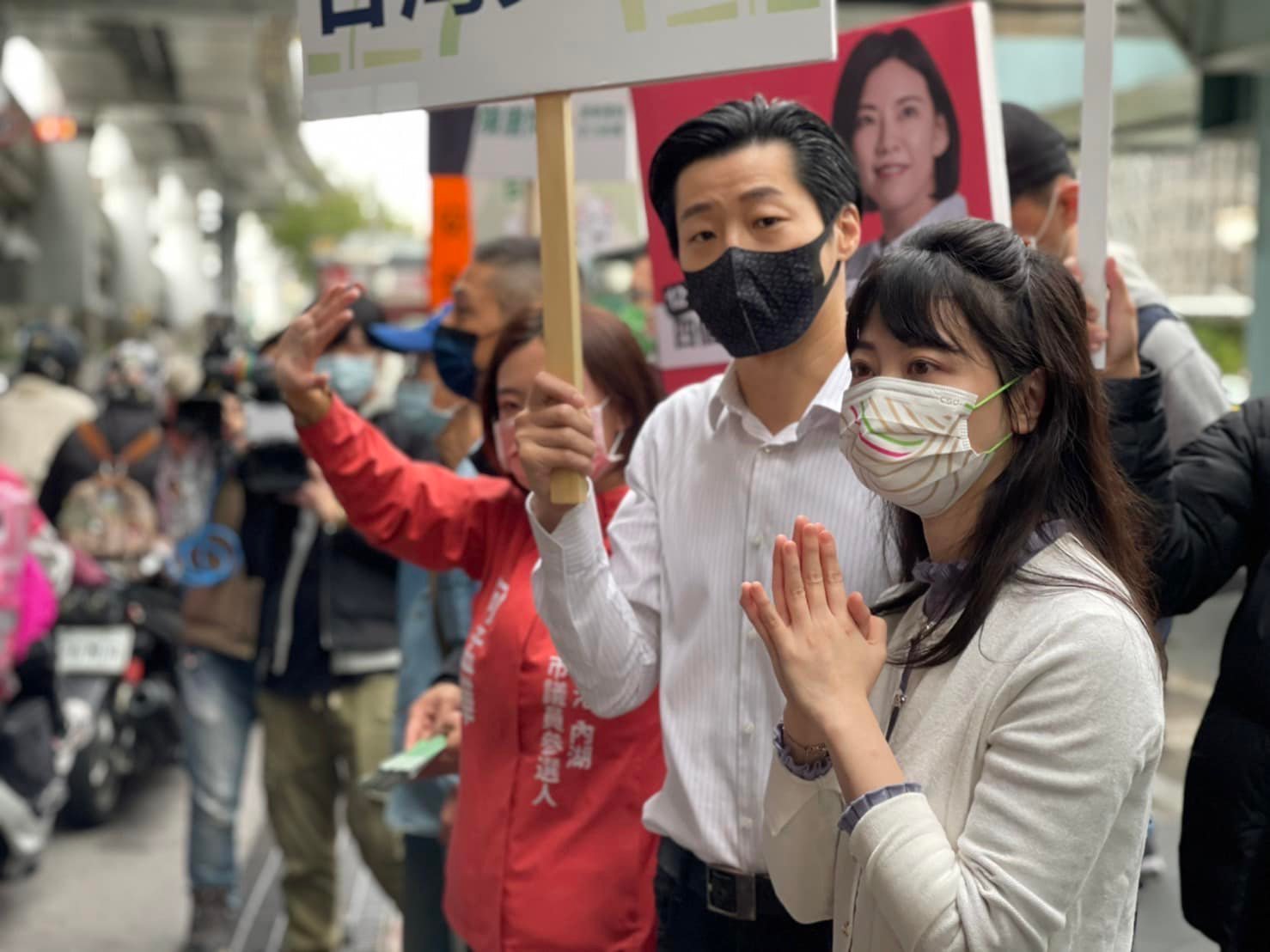 高嘉瑜(右)今上街宣傳公投。(翻攝自高嘉瑜臉書)