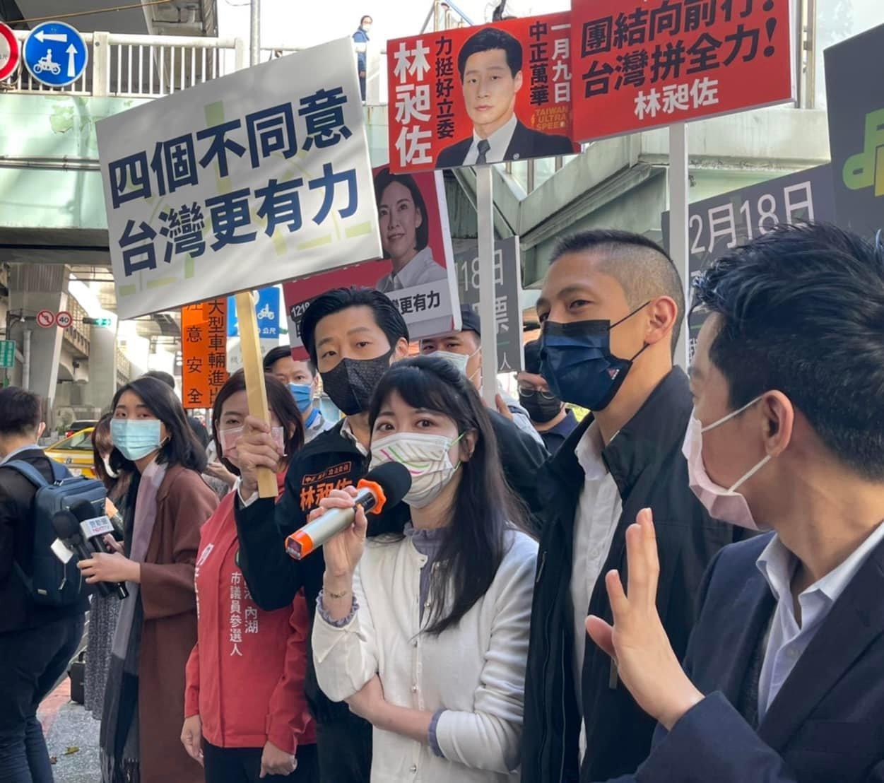 高嘉瑜合體林昶佐、吳怡農、何志偉宣傳四大公投。（翻攝自高嘉瑜臉書）