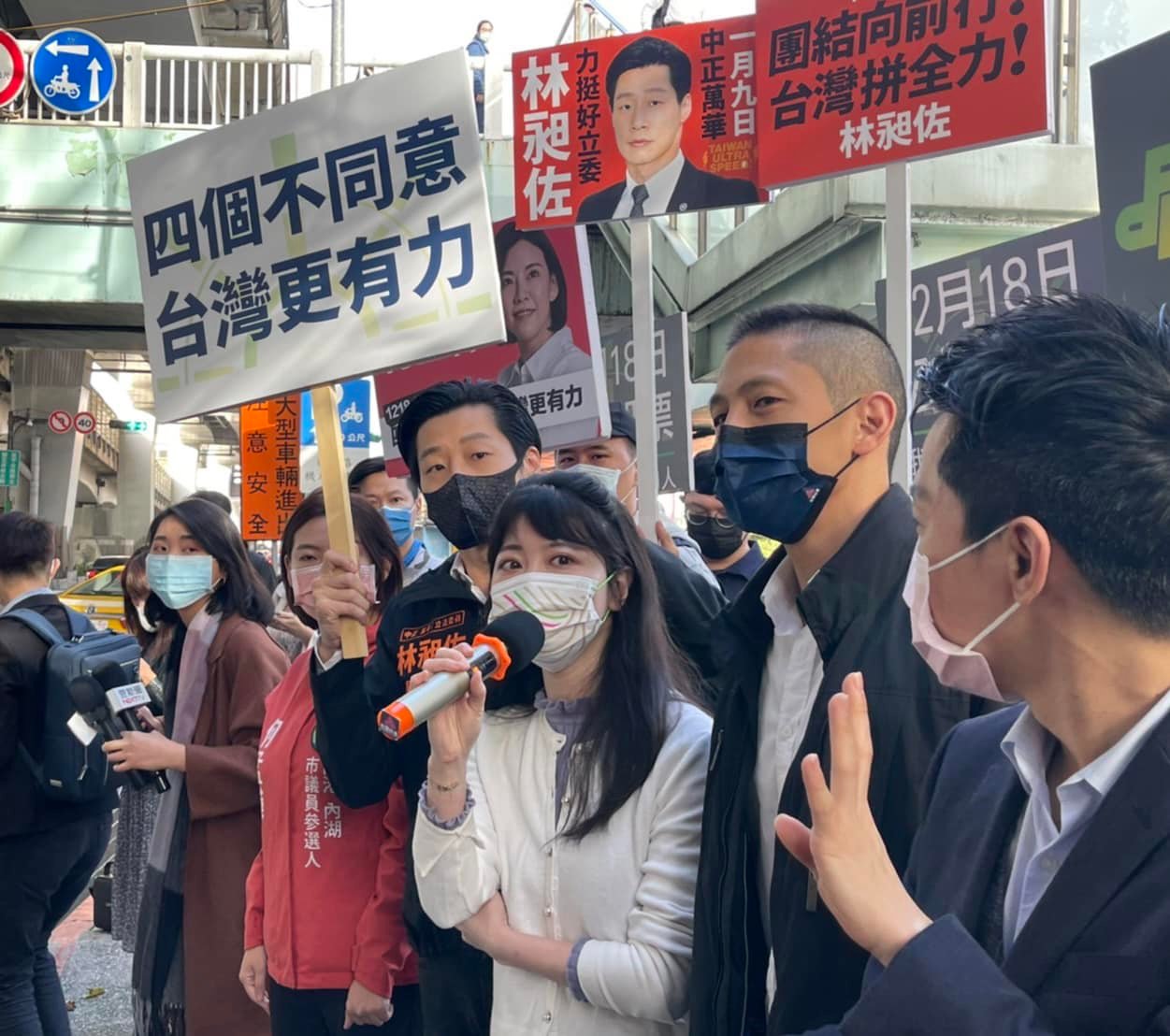 高嘉瑜合體林昶佐、吳怡農、何志偉宣傳四大公投。（翻攝自高嘉瑜臉書）