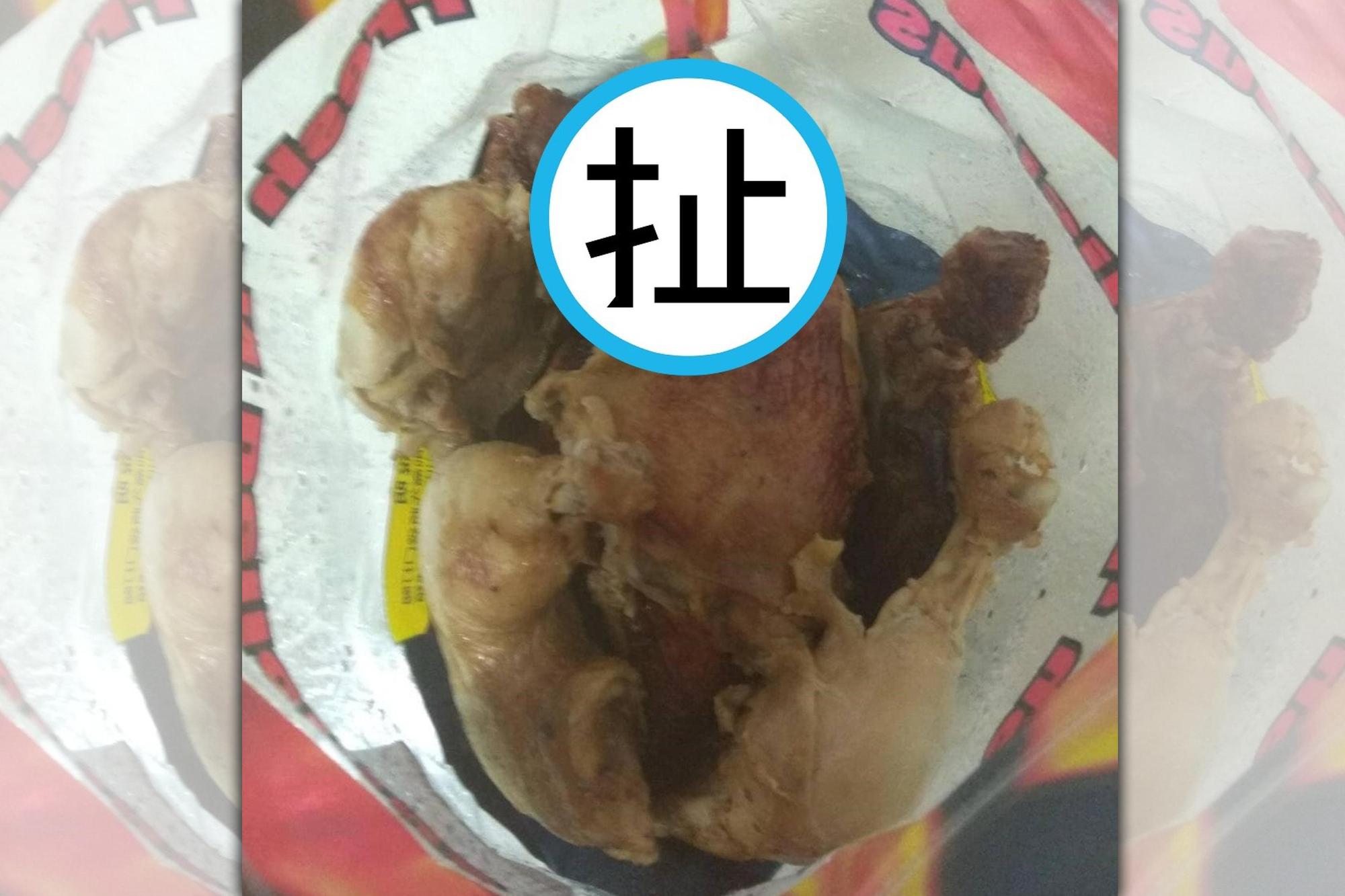 網友在好市多買一袋烤雞腿,沒想到回家打開包裝後,竟然發現裡面有一根雞骨頭。(翻攝自臉書社團Costco好市多 商品經驗老實說)