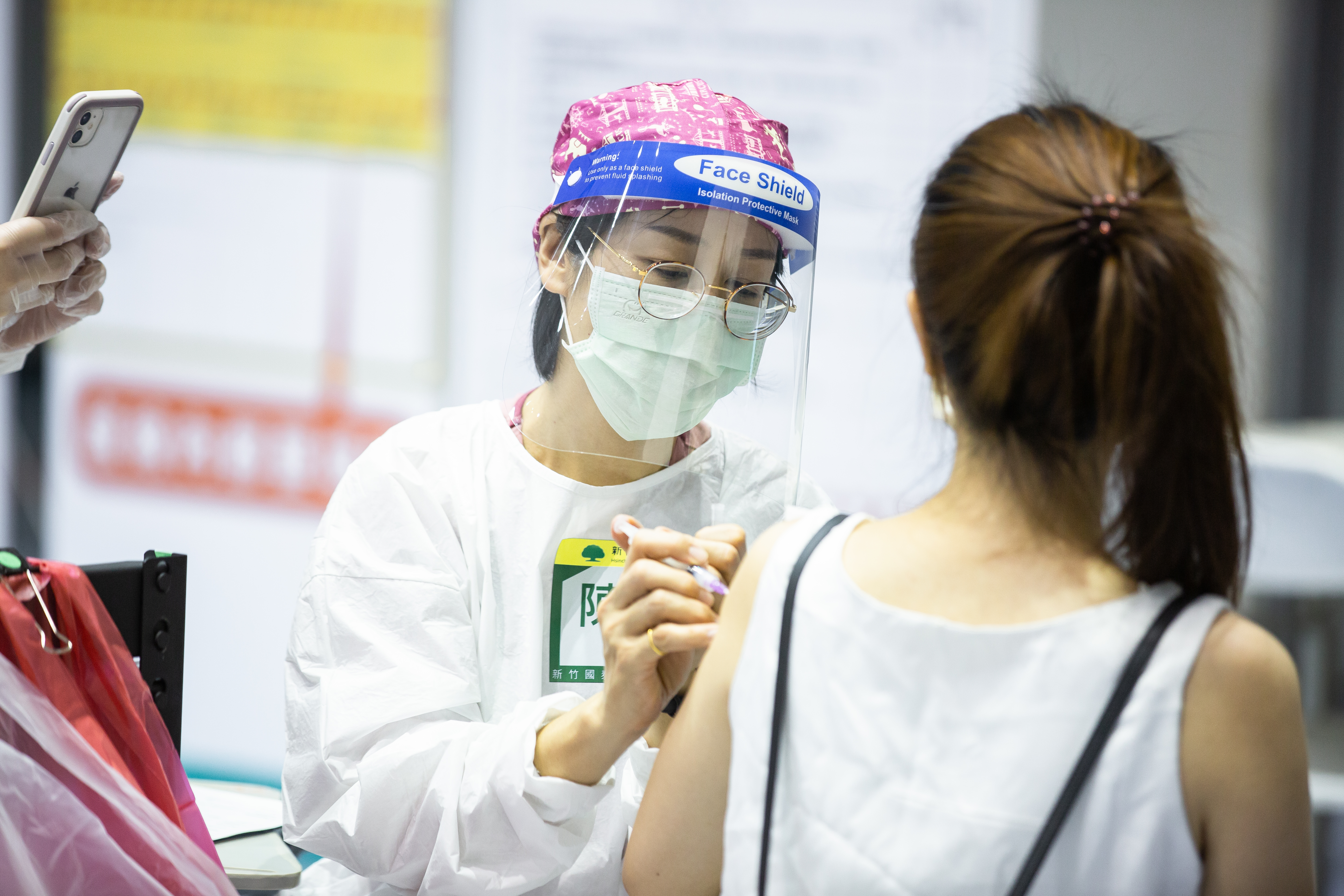 針對陸續開放施打的第3劑疫苗，醫師陳昶宇建議年紀較輕族群，若真的很想混打可選擇「安全牌」BNT。（本刊資料照）