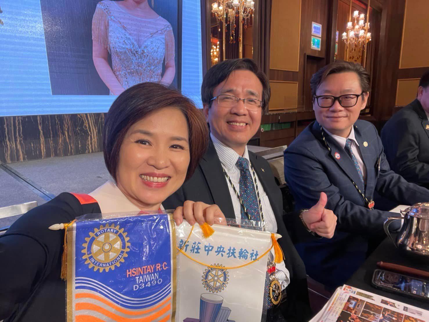 主持人楊月娥(左)感嘆現在出席活動合照時都會有「林秉樞後遺症」。(翻攝自楊月娥臉書)