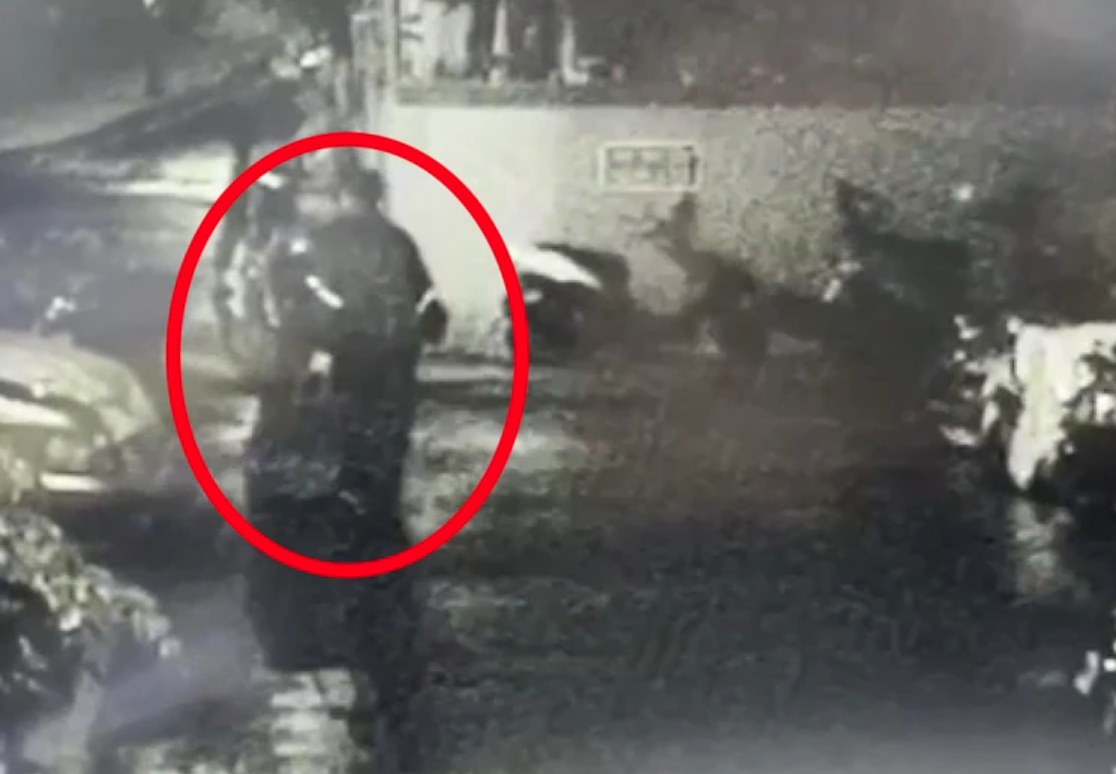 凶手用行李箱裝載屍塊，前往排水溝棄屍。（翻攝畫面）