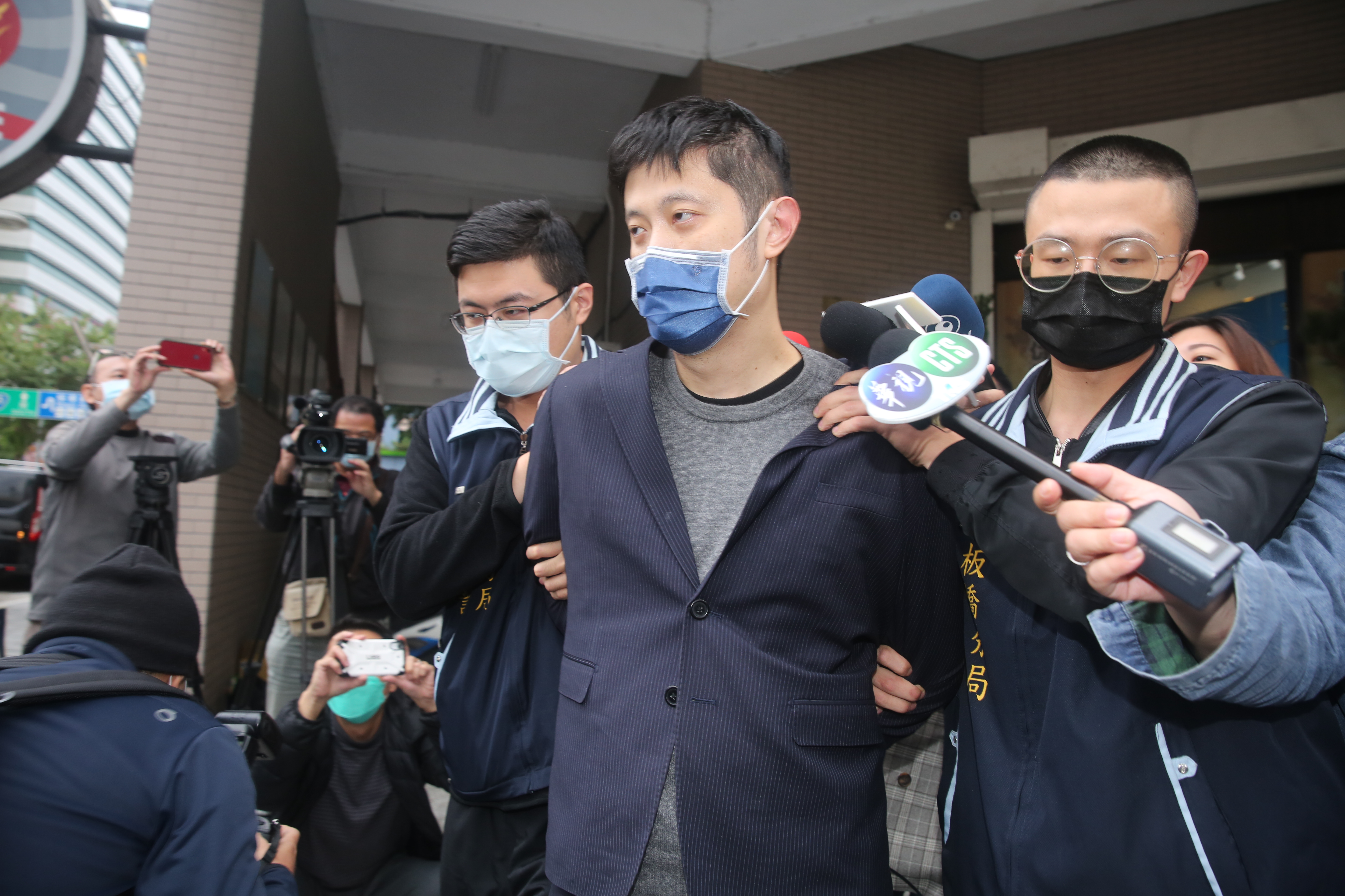 林秉樞透過律師對外發表道歉聲明，強調自己配不上高嘉瑜，「她跟我在一起，是這輩子最大的錯誤」。