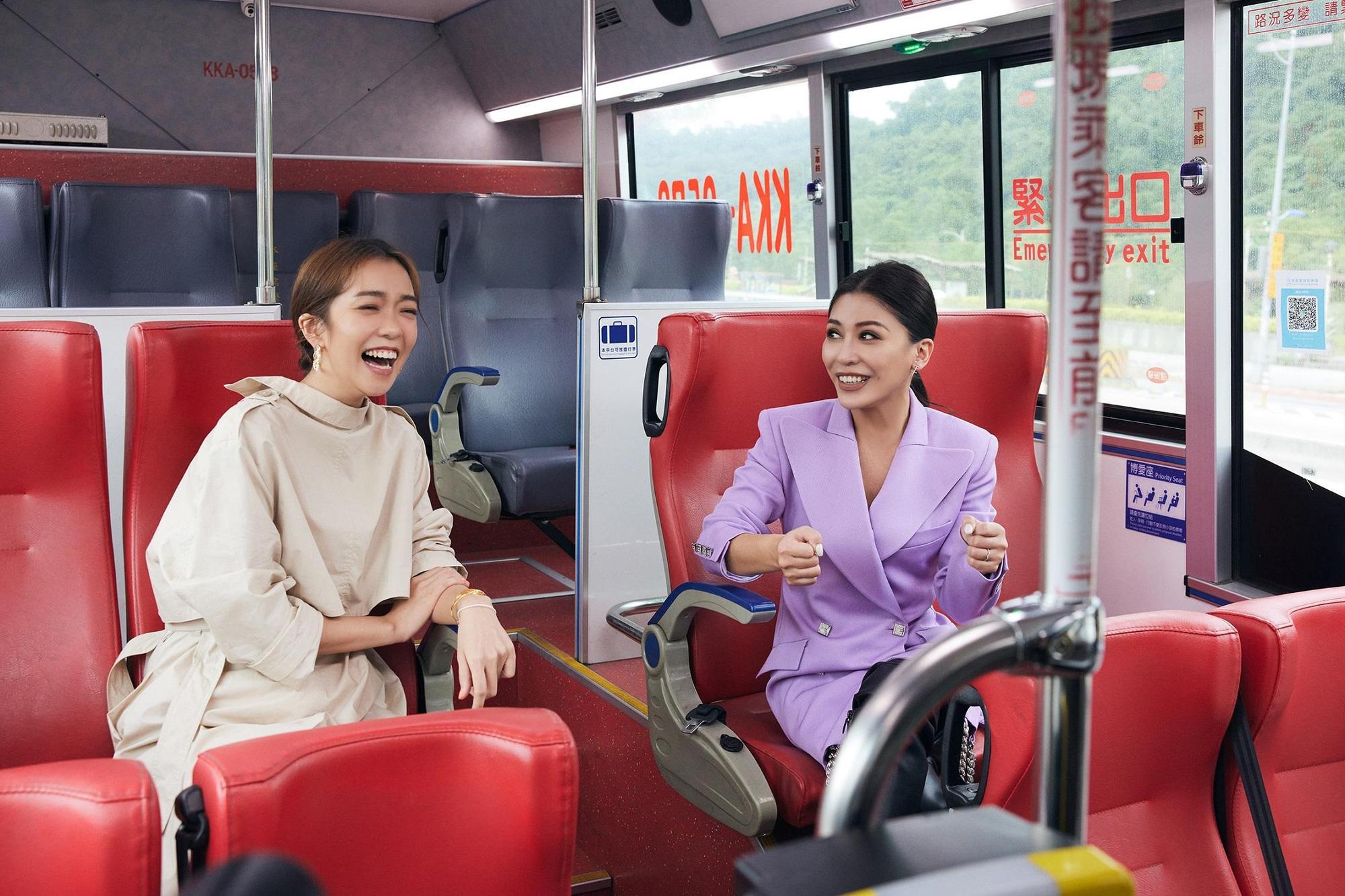 因為《消失的情人節》，艾怡良訪問大霈的場景就是公車。（環球音樂提供）