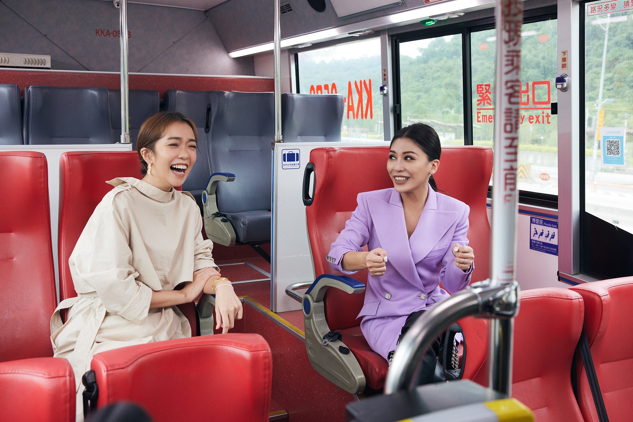 因為《消失的情人節》，艾怡良訪問大霈的場景就是公車。（環球音樂提供）