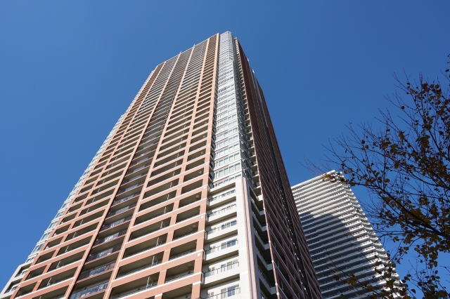 台中3歲女童昨（8日）從32樓住家墜落，所幸墜至2樓防護網，僅骨折，並無生命危險。（示意圖，翻攝自photo-ac）