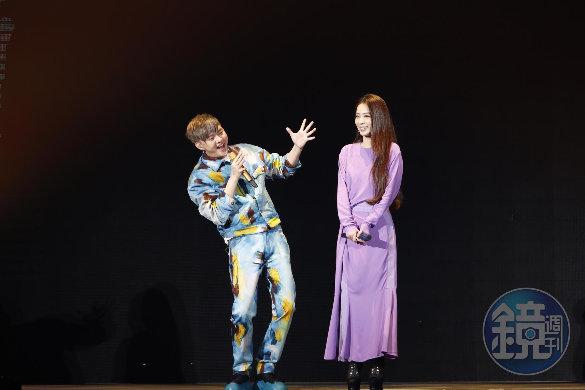 許富凱演唱會上,特別邀請金曲歌后Hebe一起演唱。