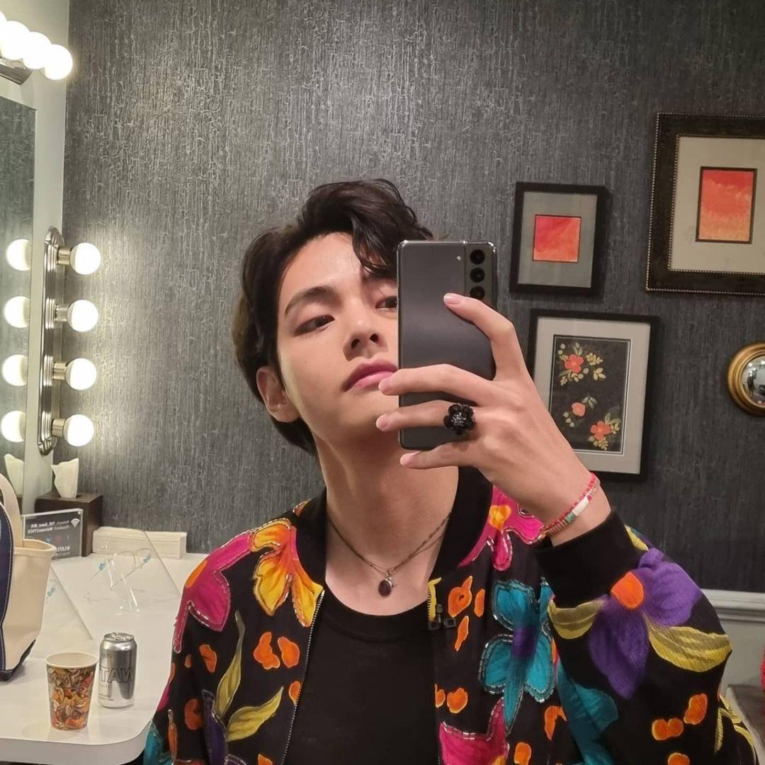 BTS防彈少年團V是成東鎰女兒成彬的粉絲。（翻攝V IG）