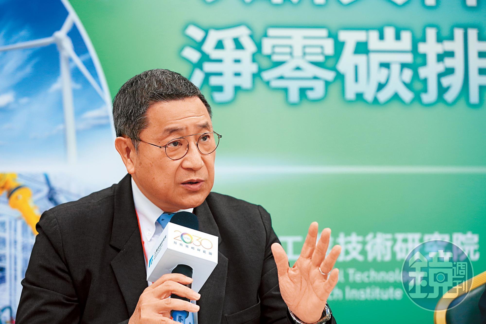 收購歐洲儲能公司外，張安平更循著馬斯克的腳步，強化儲能裝置的關鍵零組件「電池」的布局。