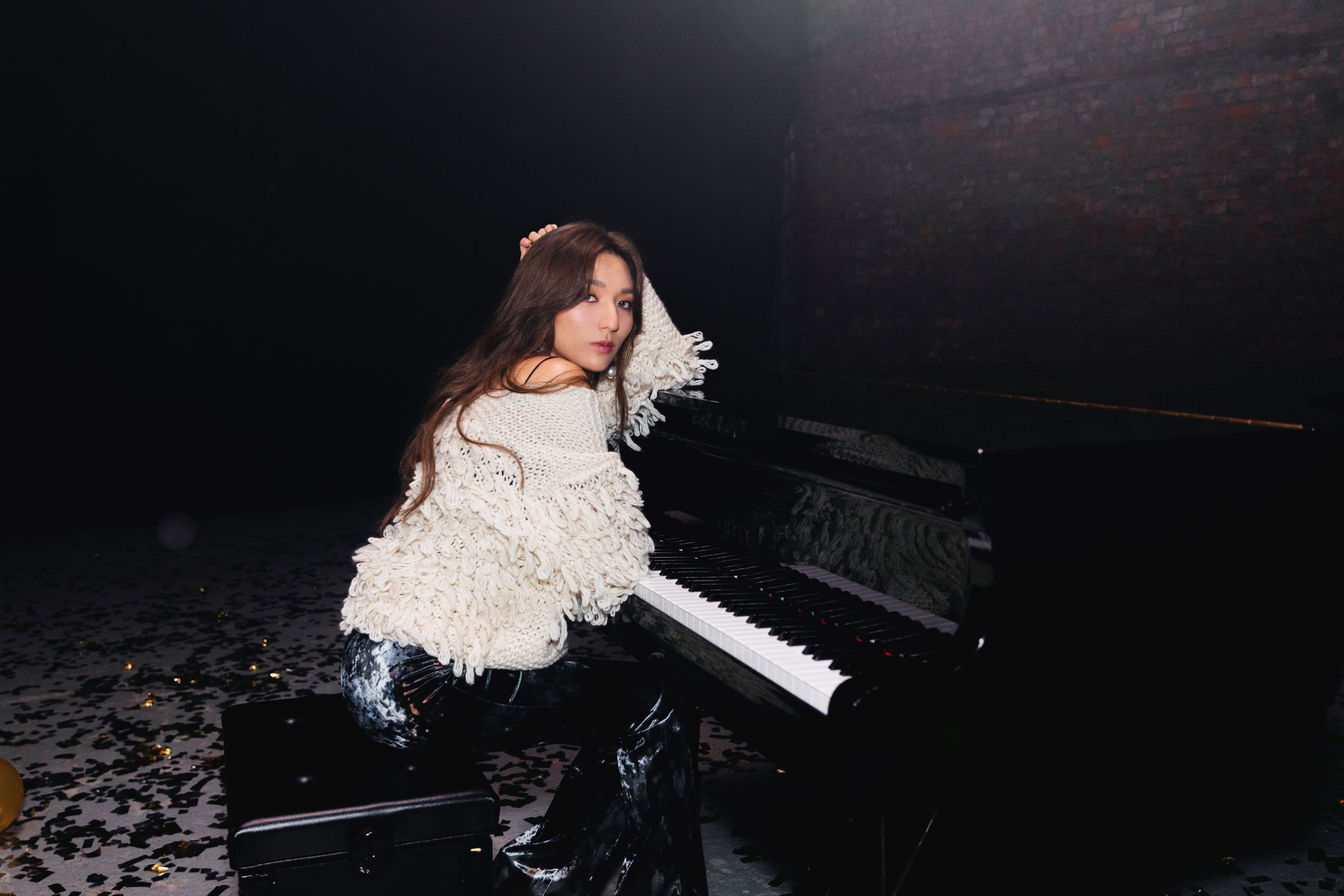 黃瑋昕從小迷戀古典鋼琴，將近兩年未碰到真鋼琴,拍片現場讓她重溫兒時夢。（新禧未來音樂提供）