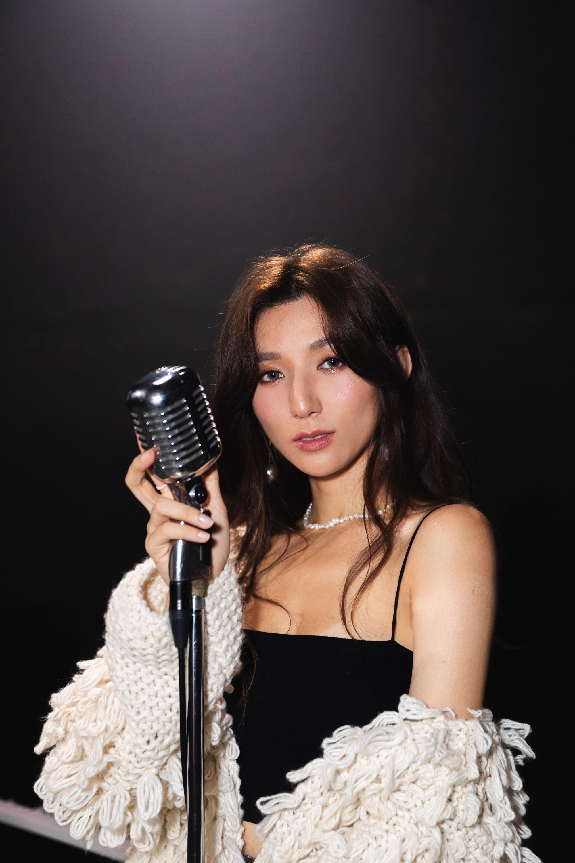 黃瑋昕微露香肩小露性感,感性唱著《渴望你》抒情單曲。(新禧未來音樂提供)