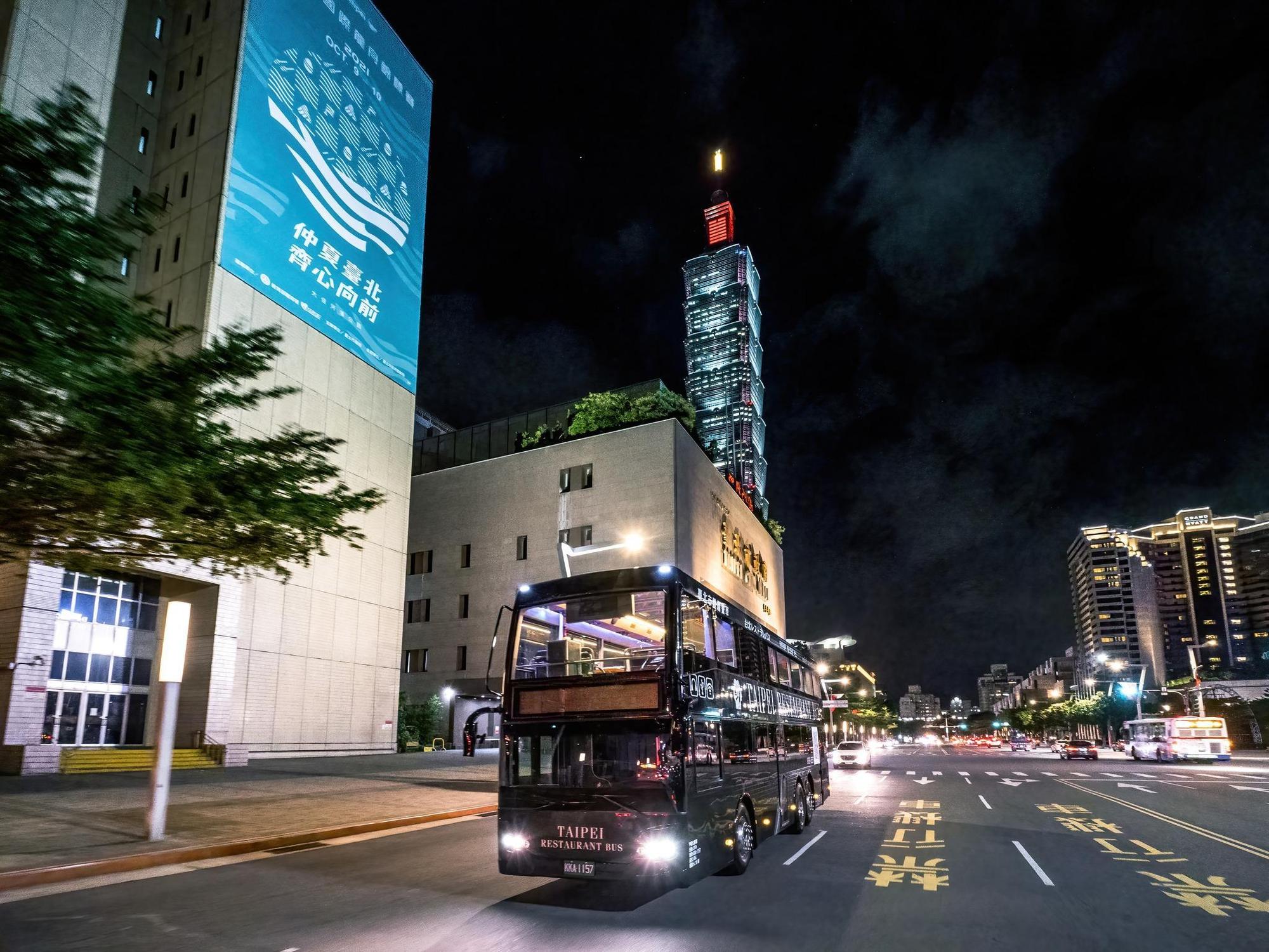 台北市雙層餐車不同於以往紅色雙層觀光巴士，專門設計打造黑色的車體外觀。（翻攝自台北市雙層觀光巴士 台北市雙層餐車臉書）