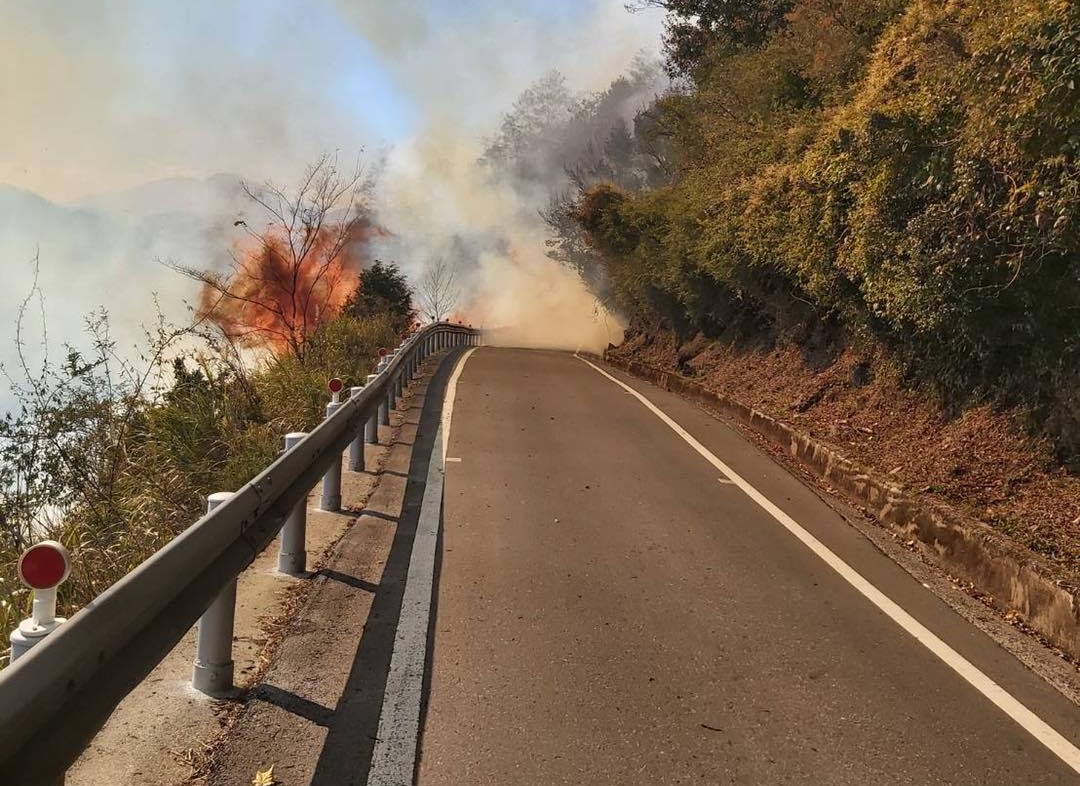 合歡山台14甲線19.5K翠峰路段邊坡發生火燒山意外，火勢目前仍未撲滅。（翻攝自中橫路況交通資訊站）