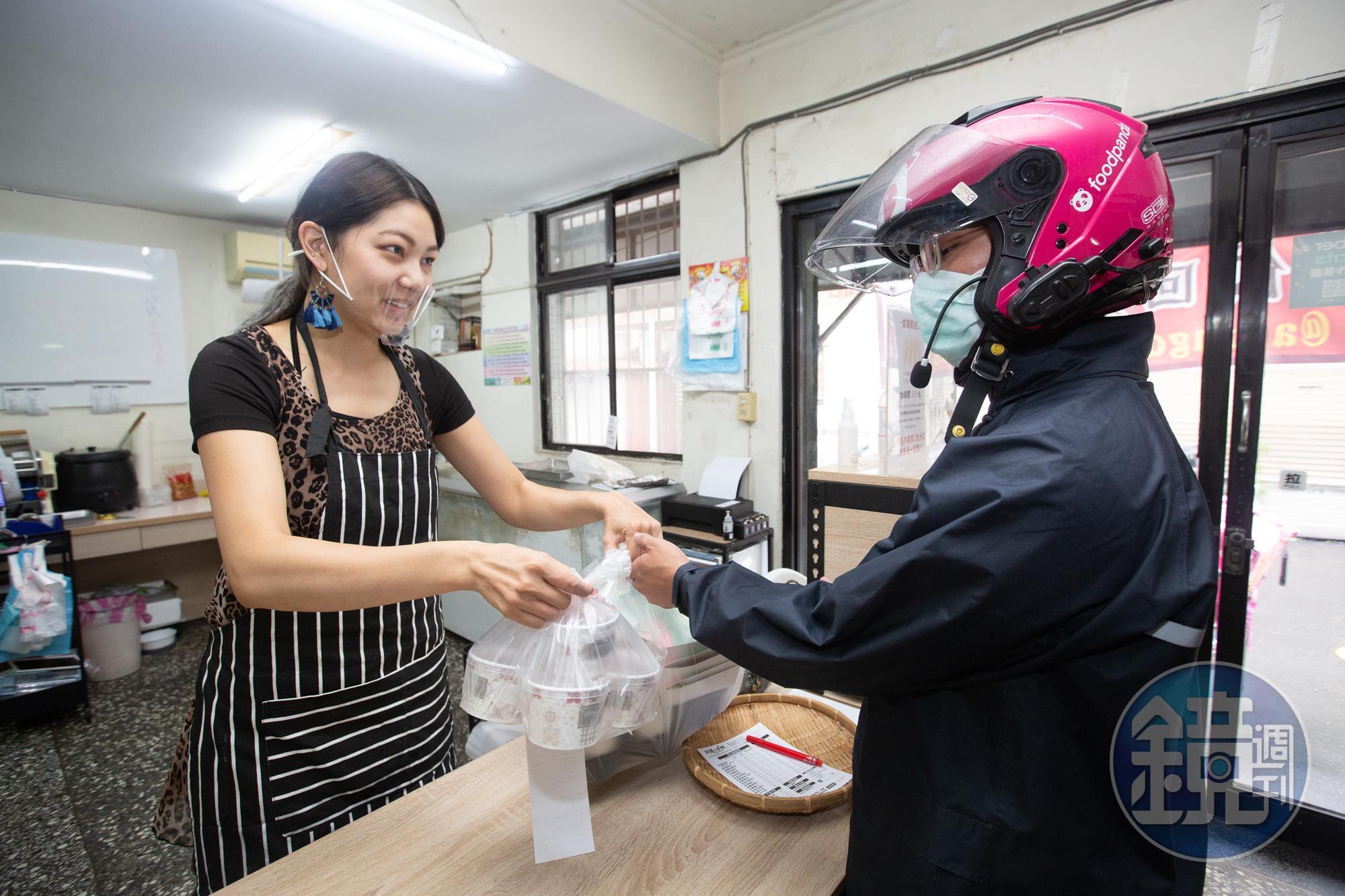 陳玨里的女兒陳凝初(左)去年底回家幫忙,負責外送平台熟食出餐、店裡的冷凍包裝、銷售等工作。