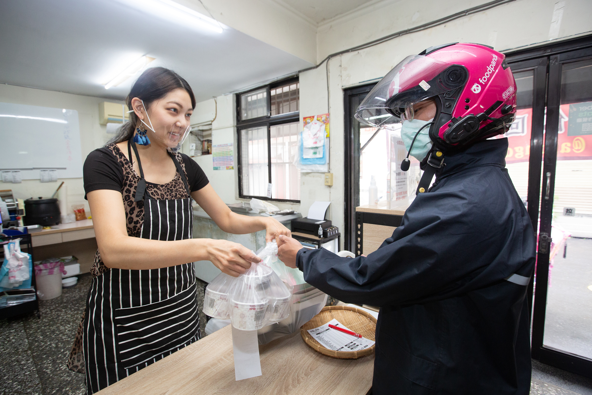 陳玨里的女兒陳凝初（左）去年底回家幫忙，負責外送平台熟食出餐、店裡的冷凍包裝、銷售等工作。