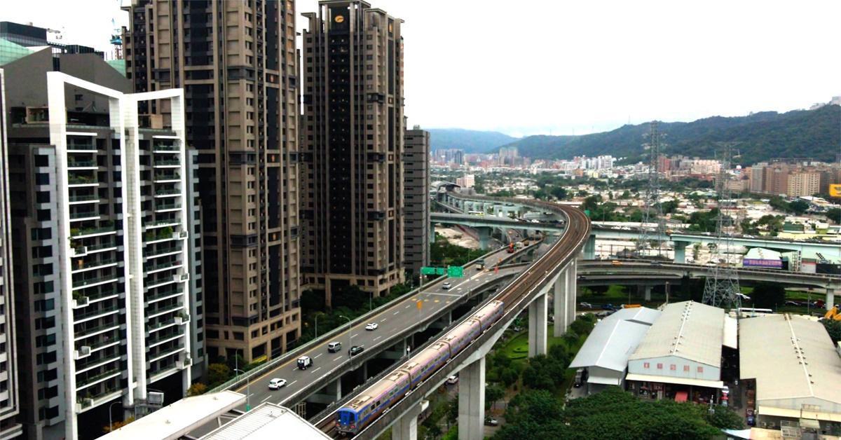 除了鄰近機捷與高速公路、快速道路，塭仔圳房價也親民，讓民眾大呼這裡更宜居！