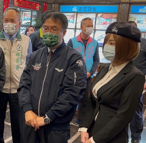 台南市長黃偉哲旁引起討論的「爆扣妹」，正是網紅郭鬼鬼。（翻攝自郭鬼鬼IG）