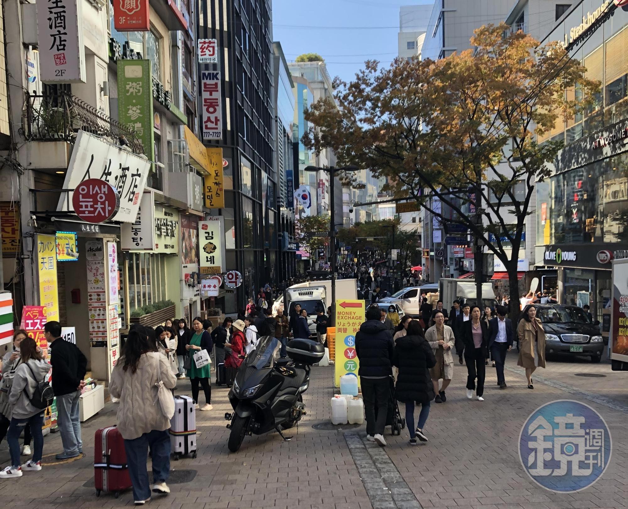 南韓實施月餘與病毒共存政策後，確診、死亡及重症患者都持續攀升；圖為2019年11月疫情爆發前的首爾明洞。