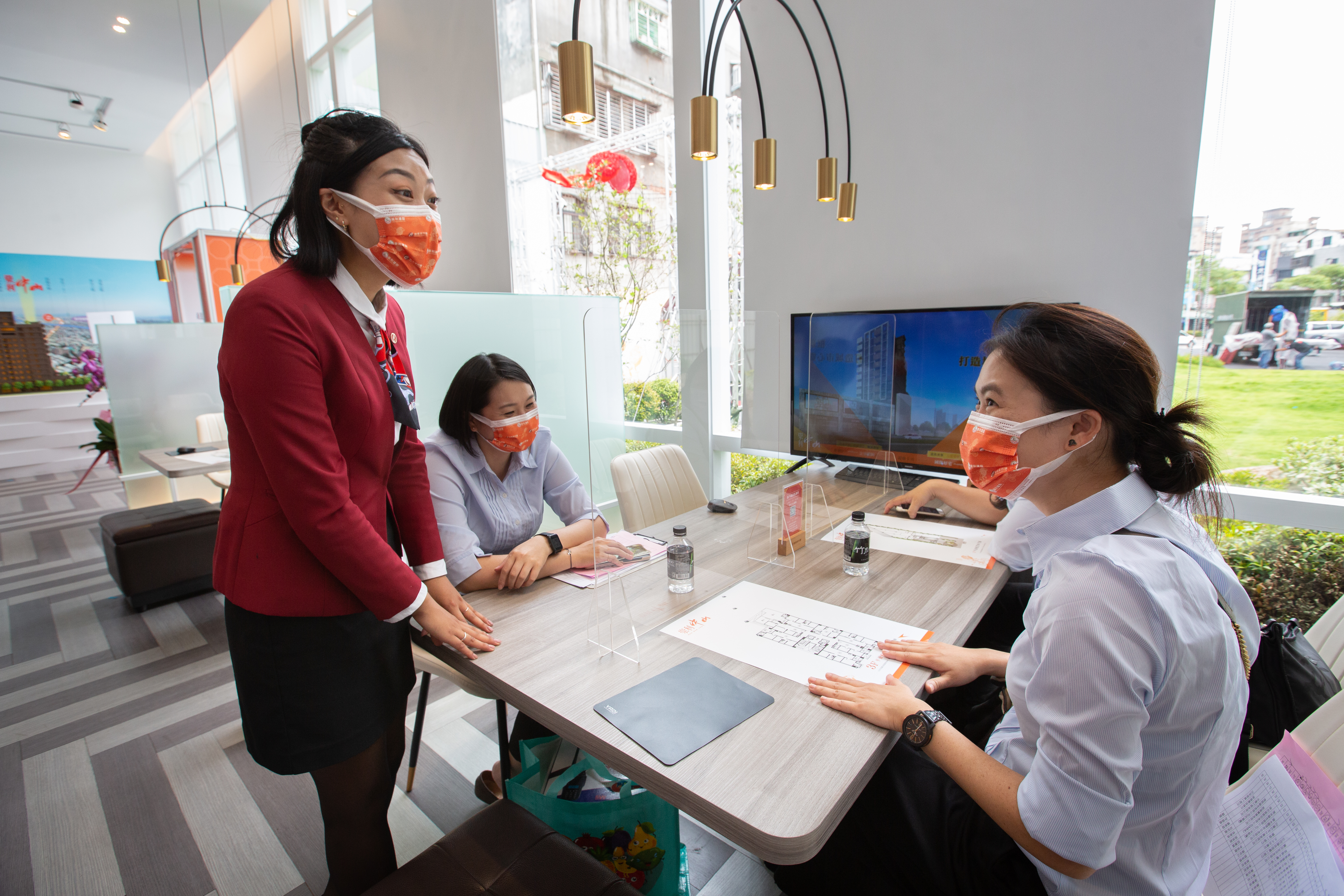 蛋白區產品喊到蛋黃區價格，房市已掀起混戰，專家提醒民眾勿迷失於行銷手法，應理性購屋。