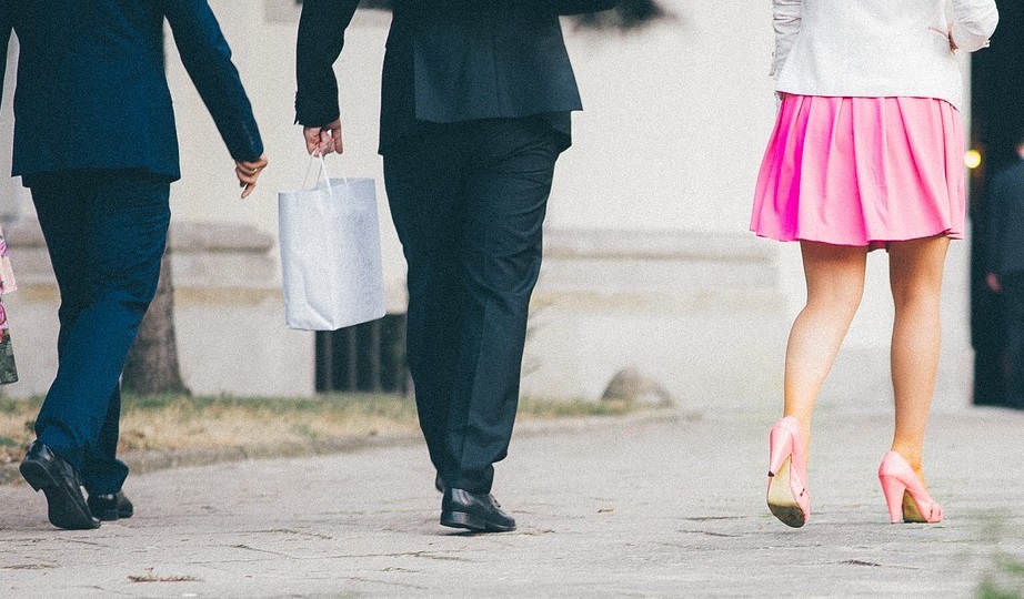 一名女網友抱怨，每次陪老闆應酬都被要求必穿短裙。（示意圖，pixabay）