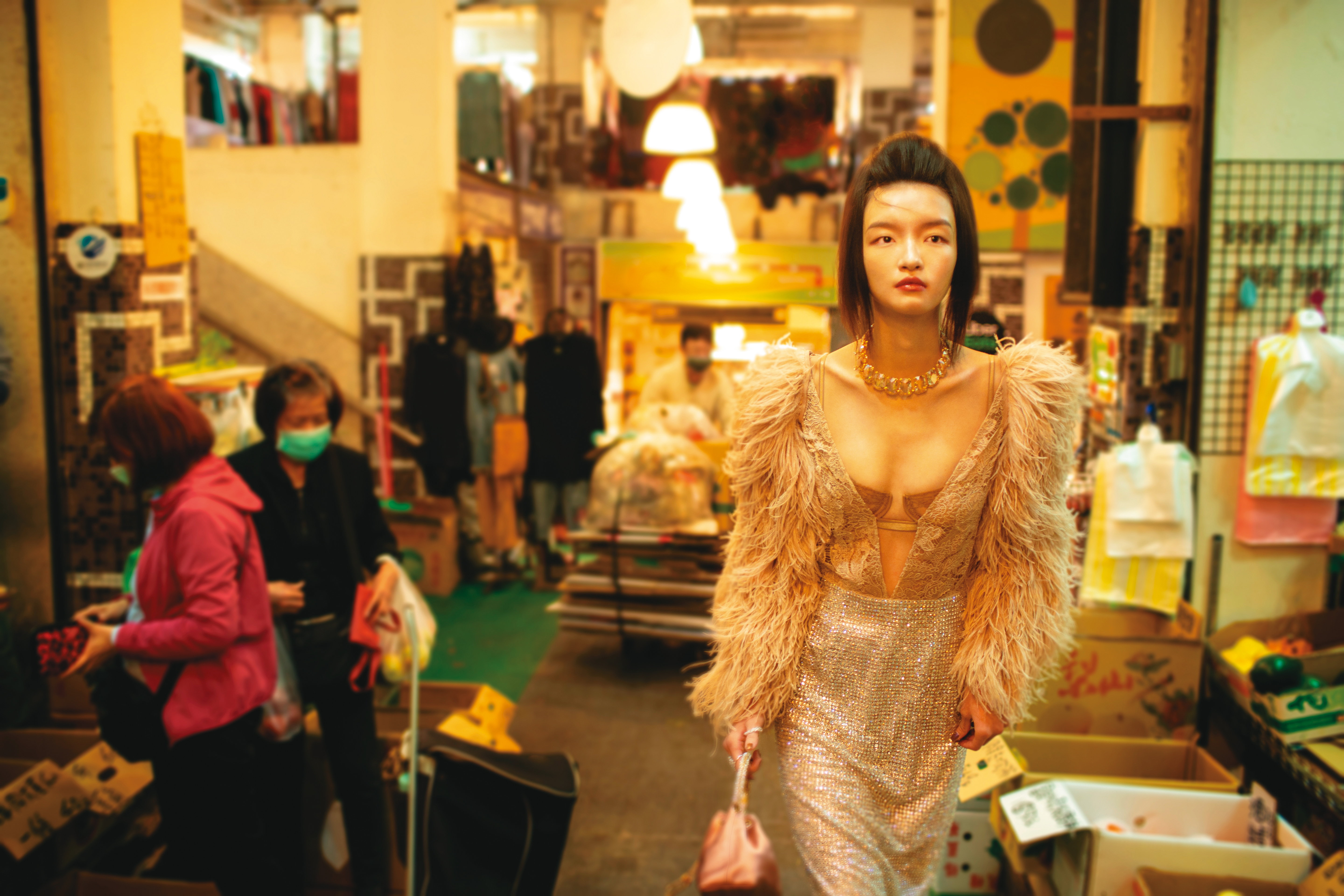 羽毛拼接亮片蕾絲洋裝 NT$525,000 by GUCCI Harmonia頸鍊NT$32,900  by SWAROVSKI Millenia Cocktail戒指套組 NT$6,490 by SWAROVSKI Bon Bon粉色緞面水桶手拿包 NT$71,800 by Jimmy Choo