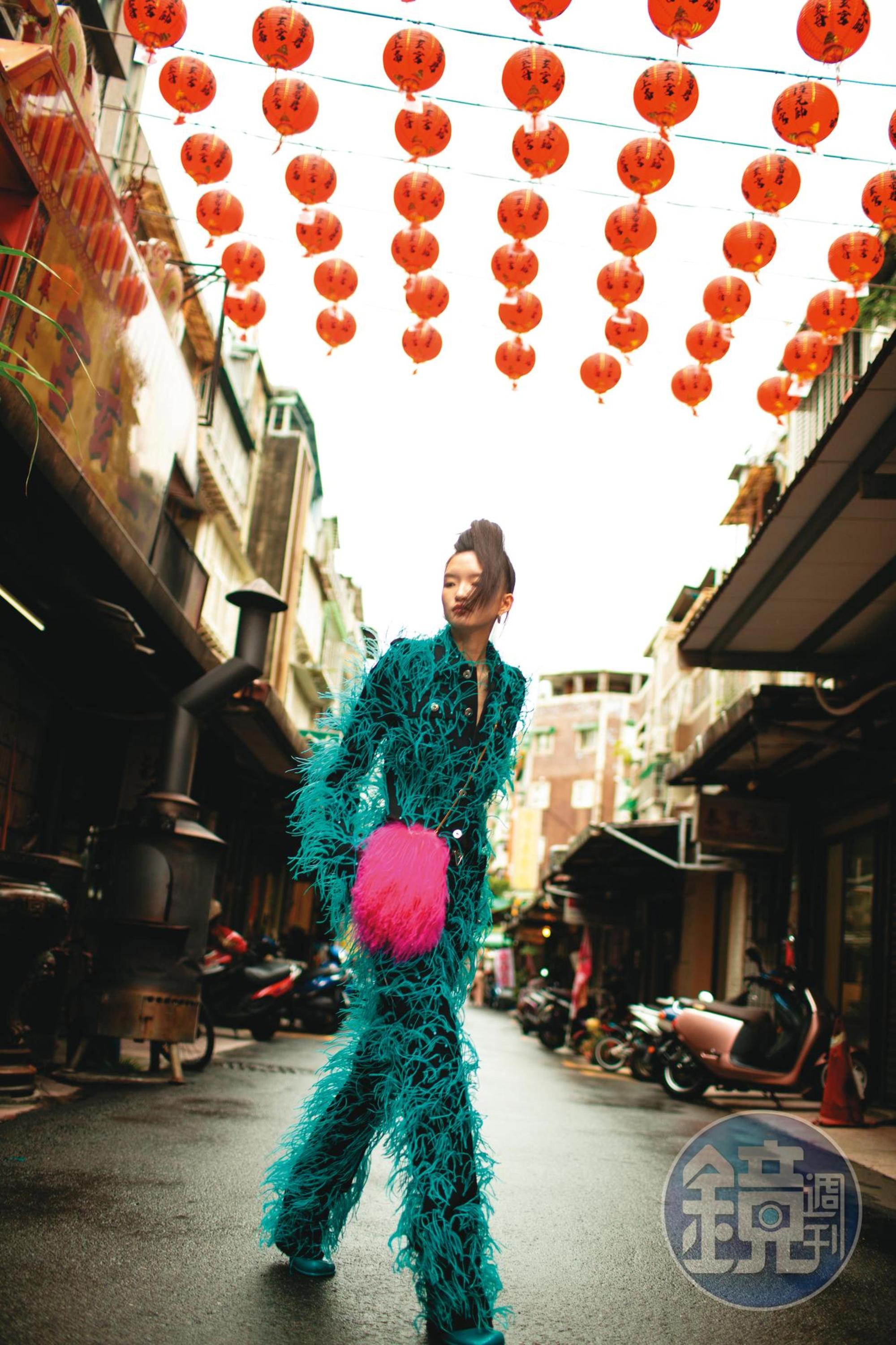 電波藍羽毛針織上衣 NT$536,200 by BOTTEGA VENETA 電波藍羽毛長褲 NT$588,200 by BOTTEGA VENETA 電波藍光澤橡膠踝靴 NT$26,100 by BOTTEGA VENETA 桃紅色小羊皮綴皮草鍊條小包 NT$34,200  by SAINT LAURENT Bolt純銀圈環C形耳環 NT$24,100 by BOTTEGA VENETA