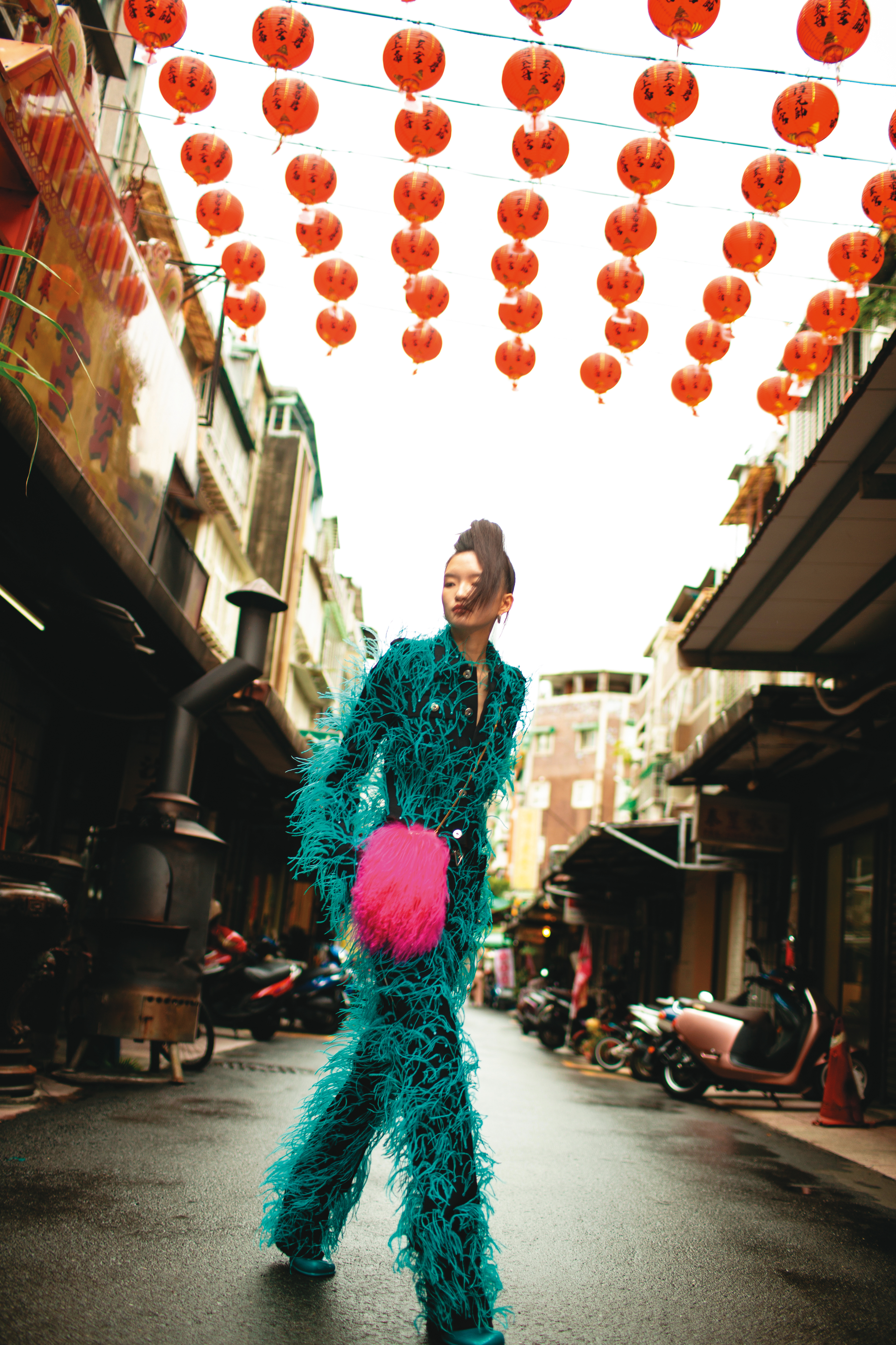 電波藍羽毛針織上衣 NT$536,200 by BOTTEGA VENETA 電波藍羽毛長褲 NT$588,200 by BOTTEGA VENETA 電波藍光澤橡膠踝靴 NT$26,100 by BOTTEGA VENETA 桃紅色小羊皮綴皮草鍊條小包 NT$34,200  by SAINT LAURENT Bolt純銀圈環C形耳環 NT$24,100 by BOTTEGA VENETA