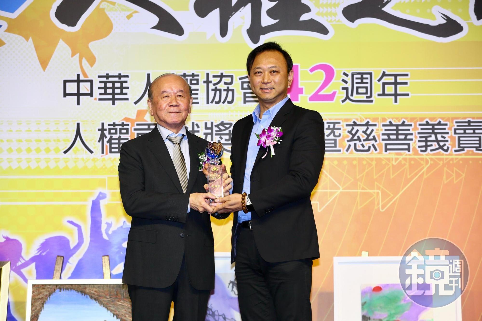 《鏡週刊》以〈石木欽案及銀行員之死事件調查報導〉,獲頒「新聞報導人權貢獻獎」。左為頒獎人黃肇松。