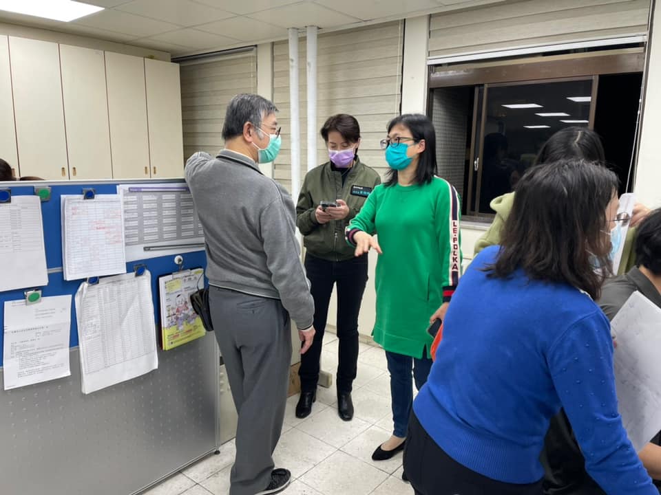 北市副市長黃珊珊急奔南港健康服務中心坐鎮指揮。（翻攝自黃珊珊臉書）