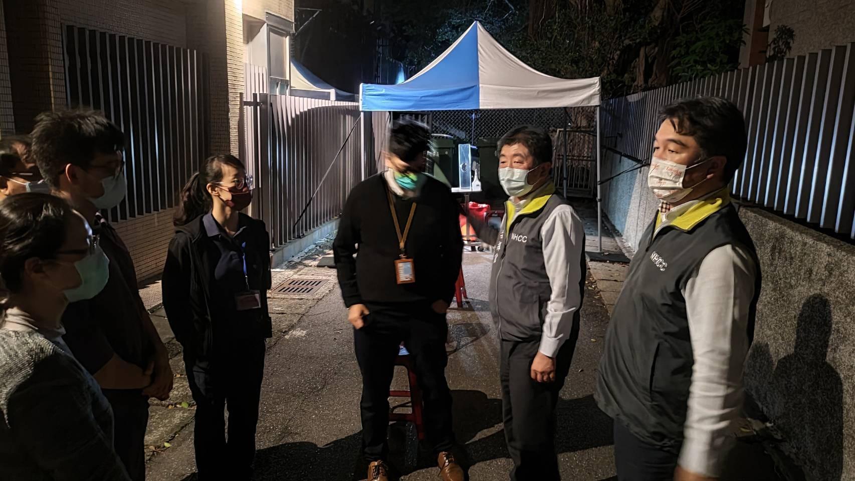 王必勝深夜與陳時中趕往台北兩處集中檢疫所視察。(翻攝自王必勝臉書)