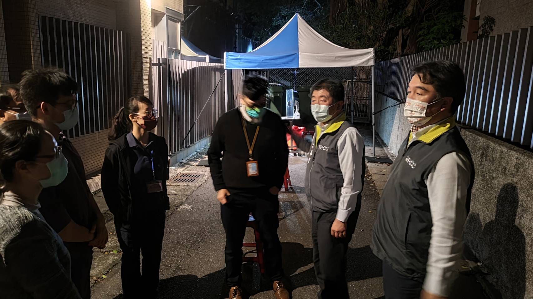 王必勝深夜與陳時中趕往台北兩處集中檢疫所視察。（翻攝自王必勝臉書）