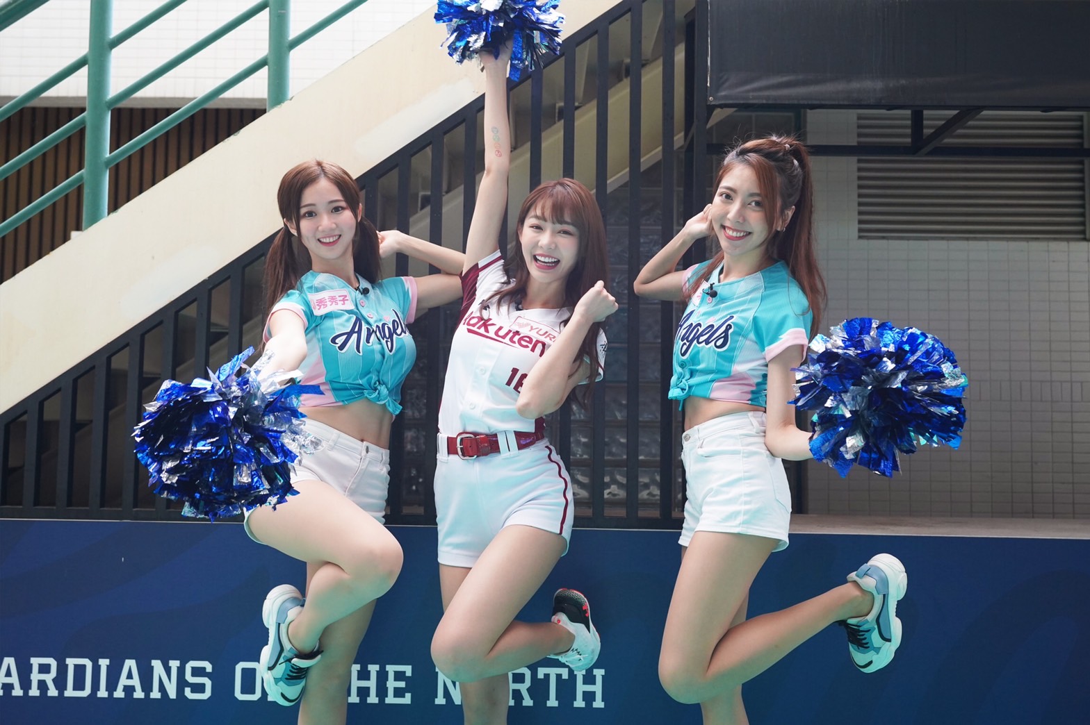 富邦悍將啦啦隊的秀秀子(左)、潔米(右)與樂天桃猿的Yuri(中)在《Fighting吧!Angels》同場競技。(MoMo TV 75台提供)