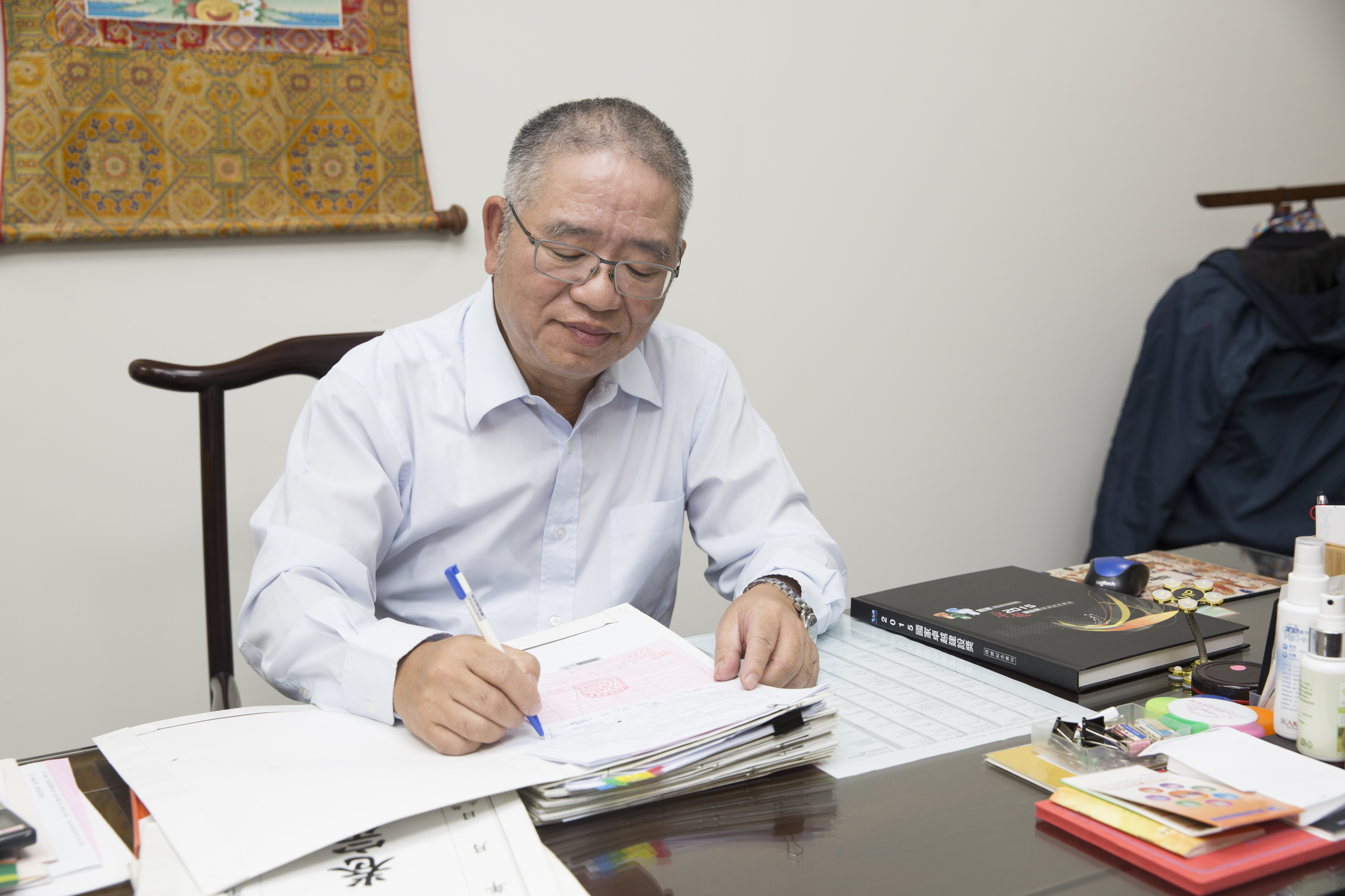 大學念電影系的黃昭贊，內心有柔軟浪漫的一面，從事環境清潔行業40年，最希望公司能平穩，照顧好員工。