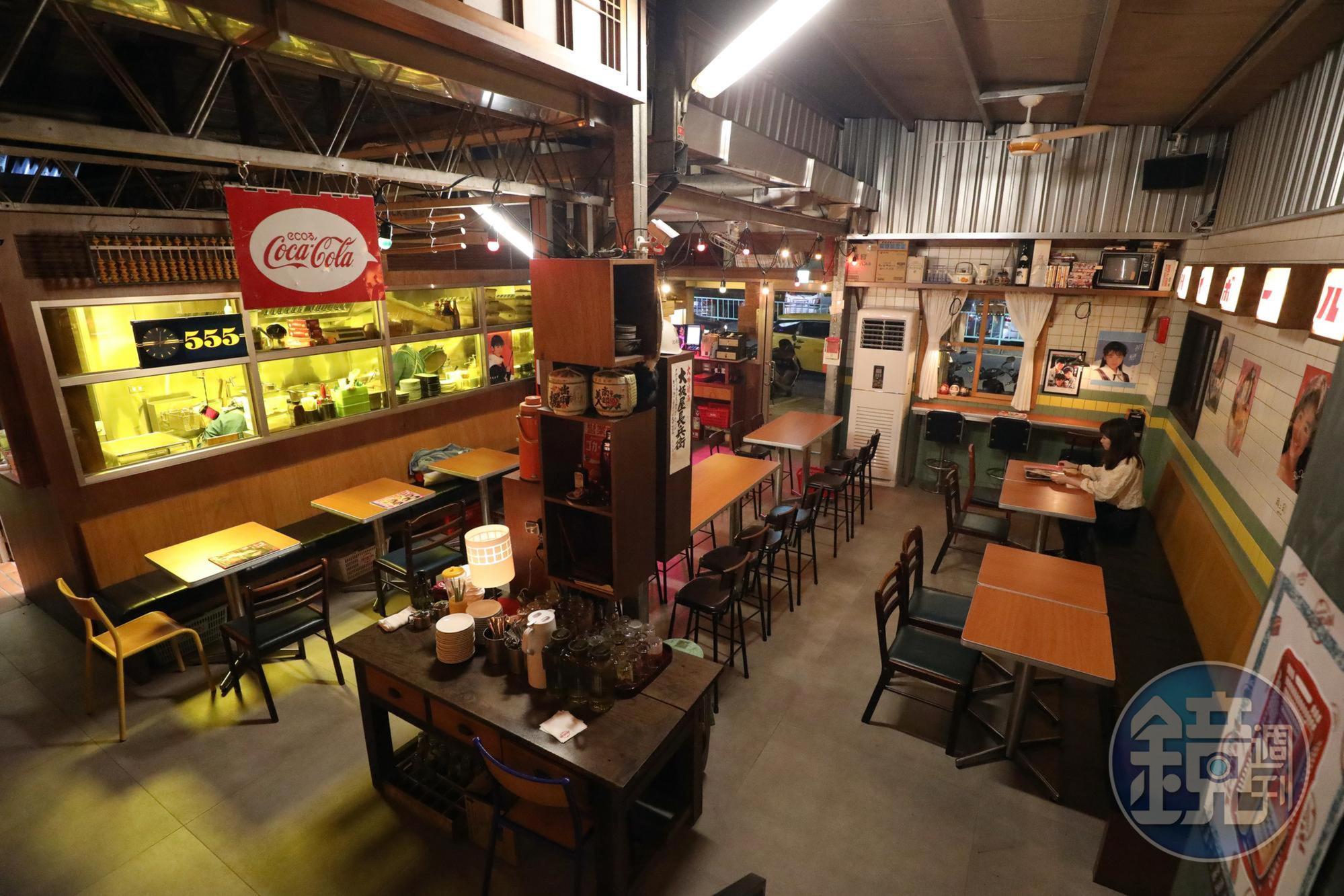 店內洋溢日本昭和時代氛圍,營造出溫暖生活感場景。