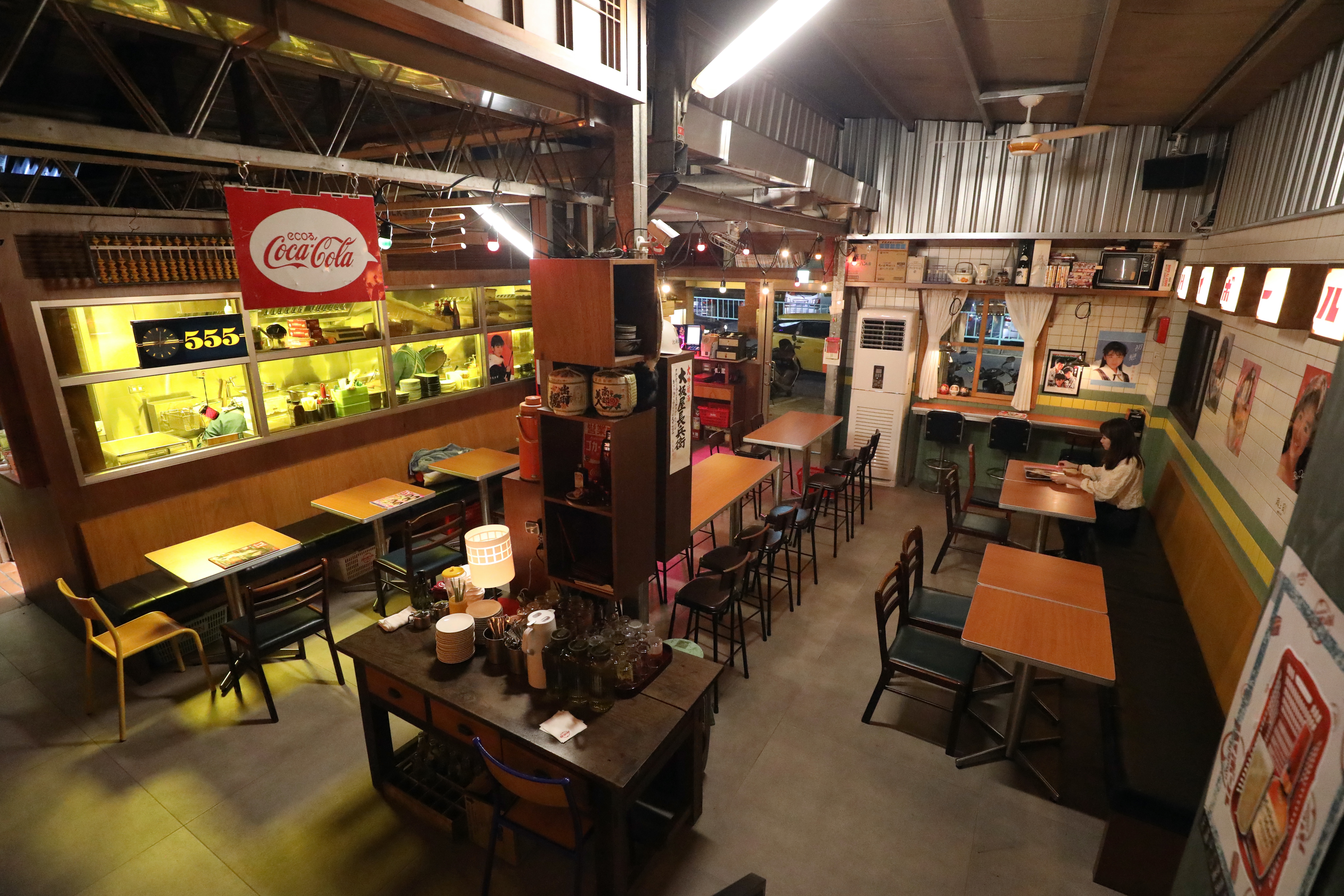 店內洋溢日本昭和時代氛圍，營造出溫暖生活感場景。