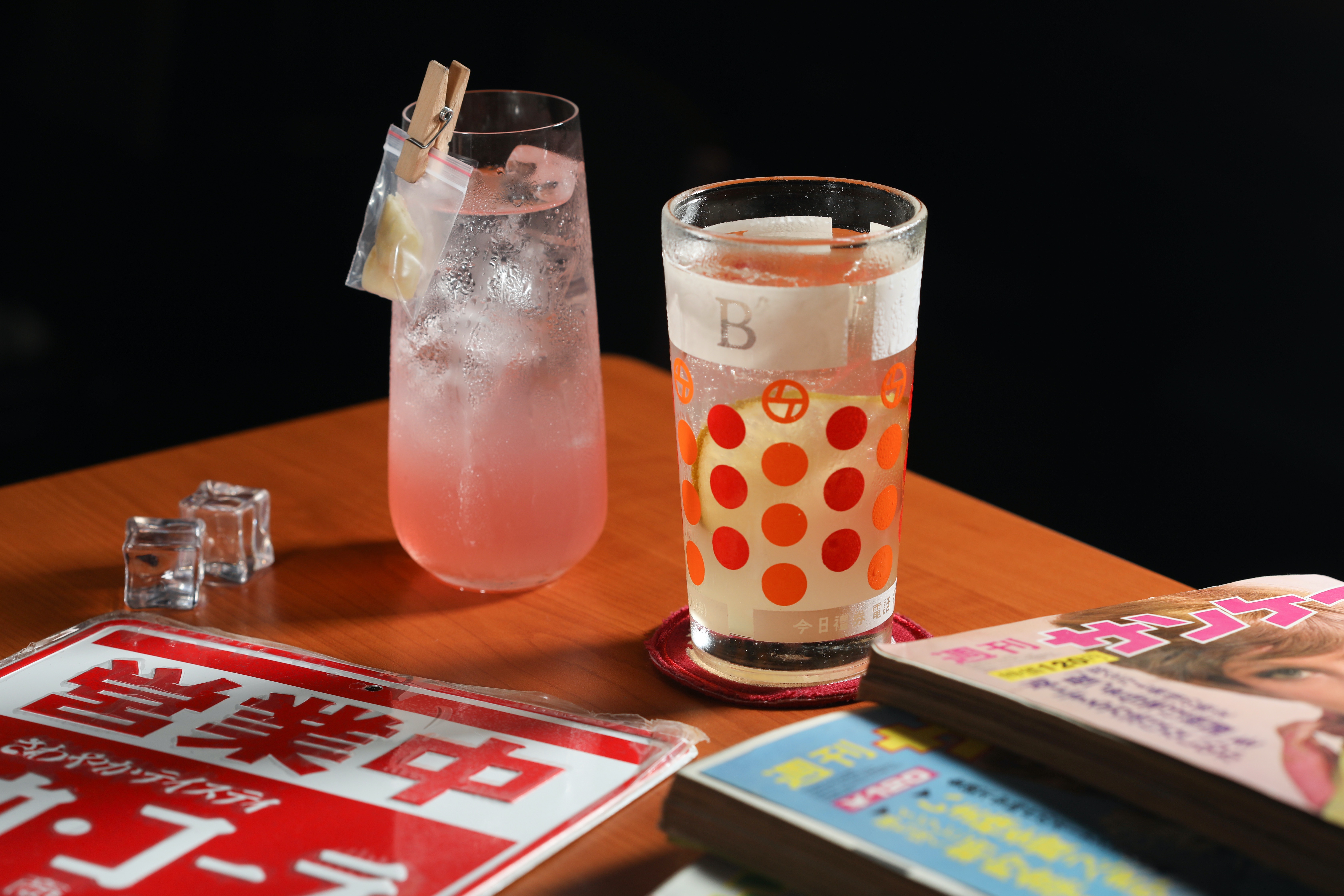 2款調酒皆以日本琴酒為基酒，「長假」（左）粉粉嫩嫩，西瓜味豐盈；「冬至澡堂」（右）則以檜木精油勾出木質調。（皆280元／杯）