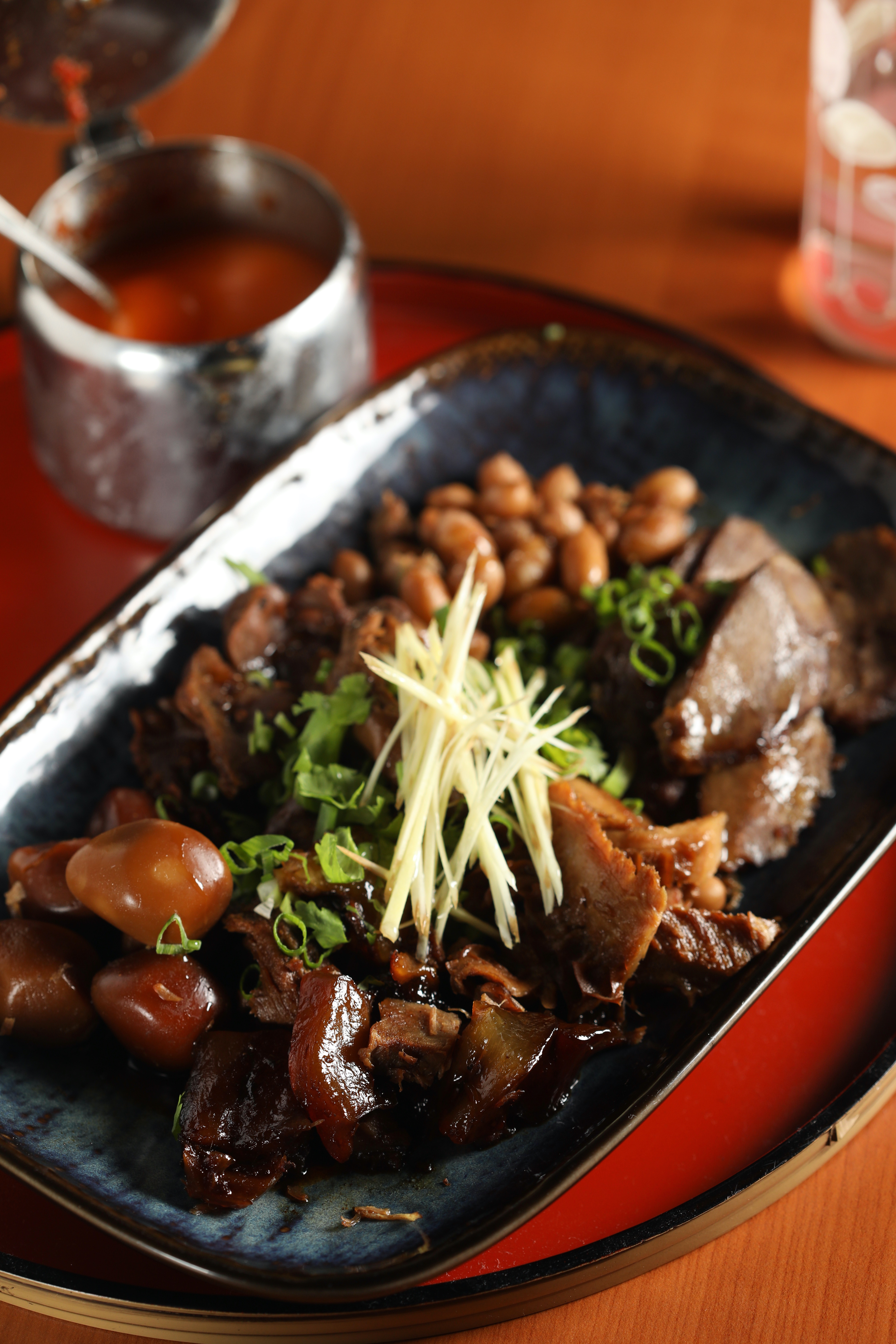 雞胗、豬頰肉、花生、鳥蛋滷透入味的「滷味拼盤」，連別家主廚吃了都讚不絕口。（250元／份）